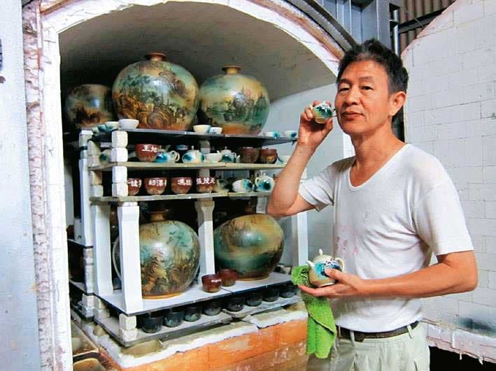 毛昌輝獨家製作國畫山水系列的花瓶,是鶯歌最早將實用陶器提升至藝術精品的人。(樂陶陶提供)