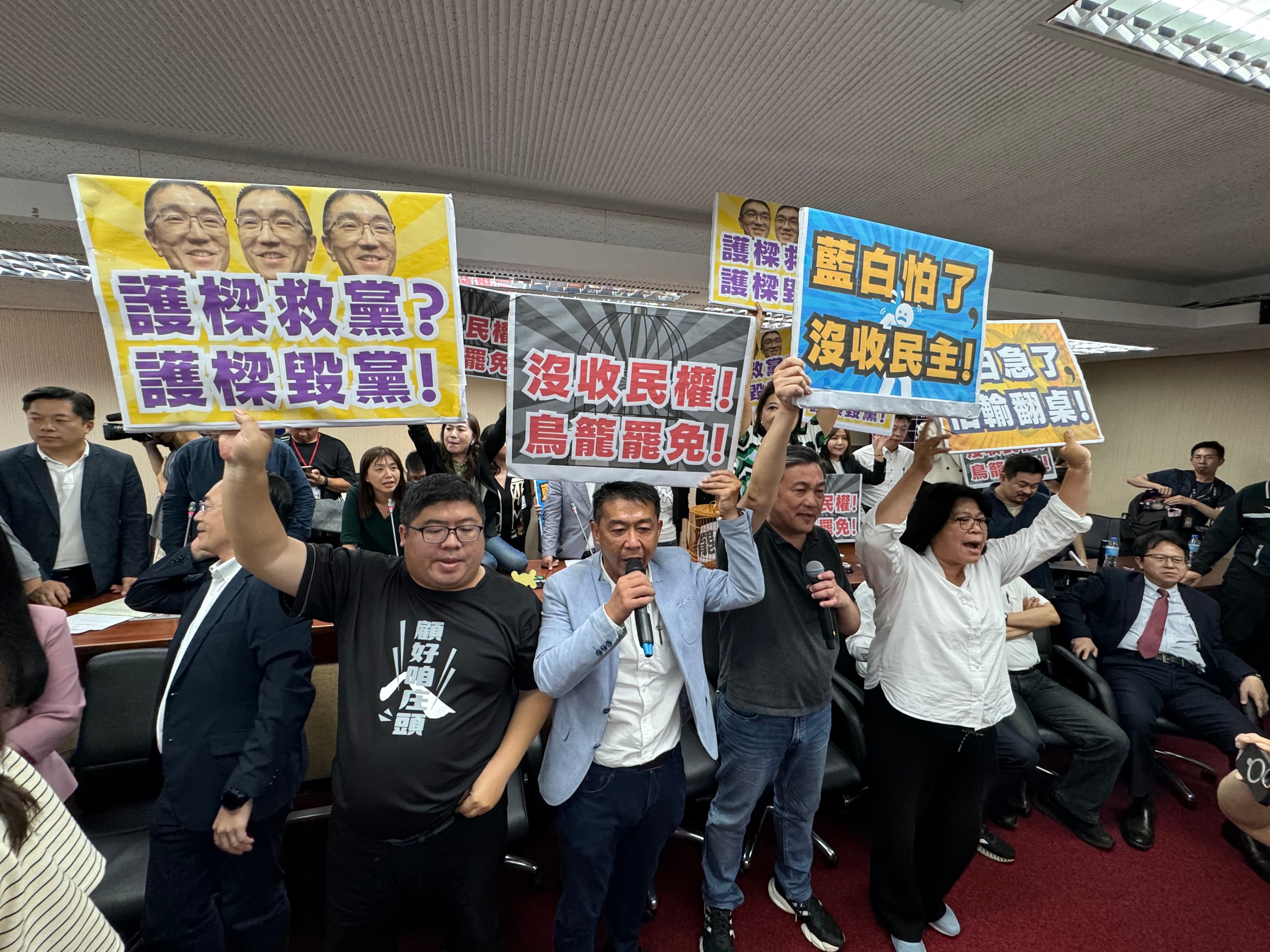 民進黨團上午動員杯葛內政委員會的《選罷法》修法討論。