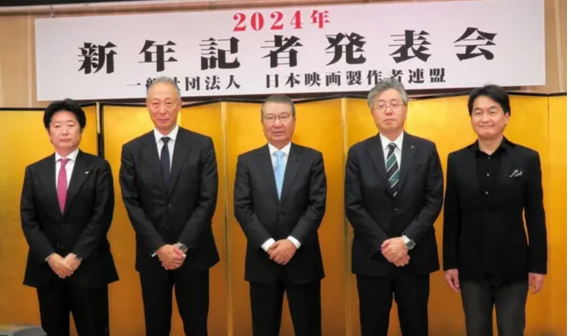松竹社長高橋敏弘(左起)、東寶社長松岡宏泰、日本電影製作者聯盟會長島谷能成、東映社長吉村文雄、角川社長夏野剛今舉辦記者會。(翻攝自每日體育報)