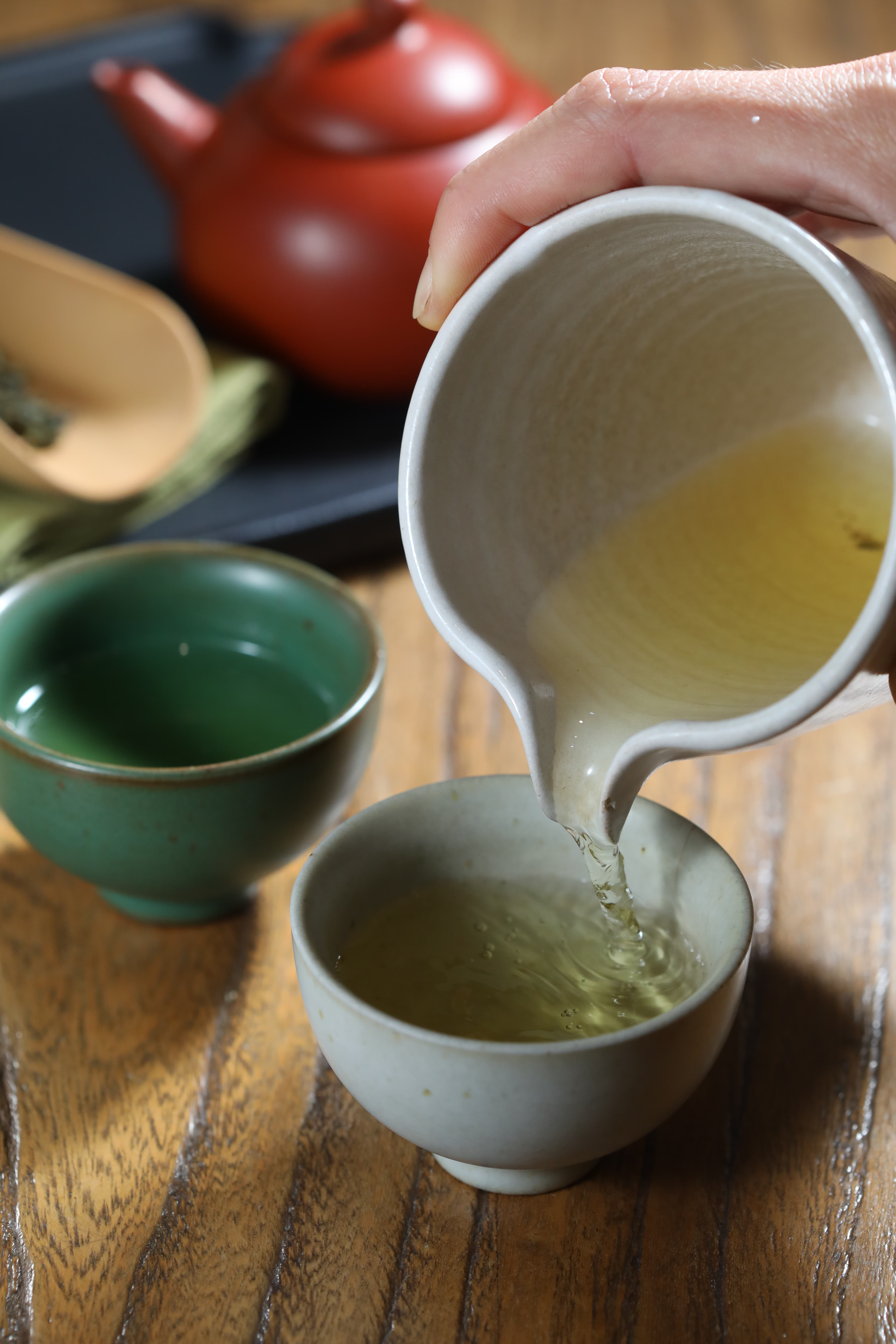提供整組茶具與茶葉,不會使用也沒關係,店員會耐心教學該如何沖泡。