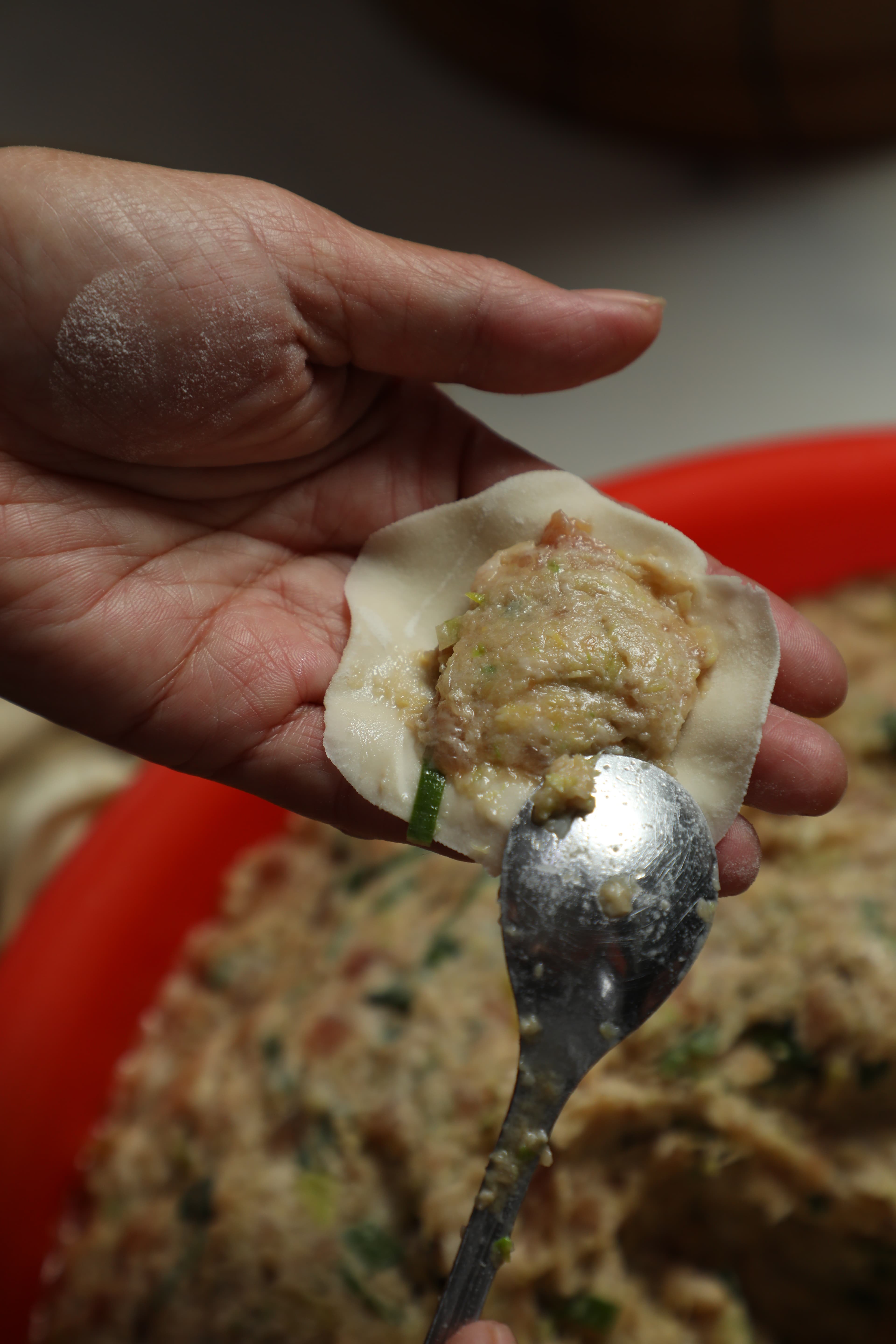 使用溫體豬絞肉與高山高麗菜製作的內餡，全是手工現包。