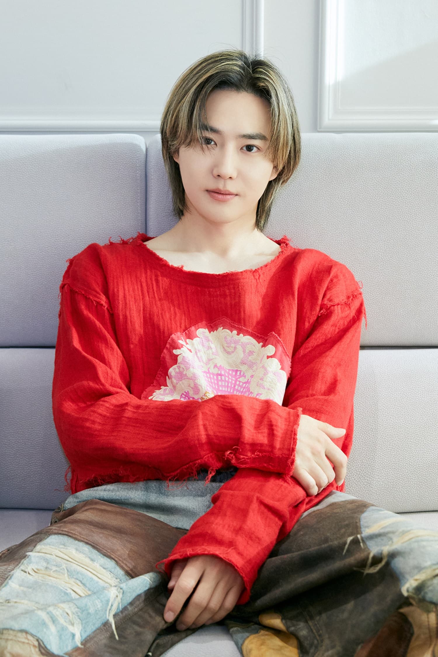 SUHO為了新歌MV和演唱會表演,挑戰彈吉他。(SM Entertainment提供)