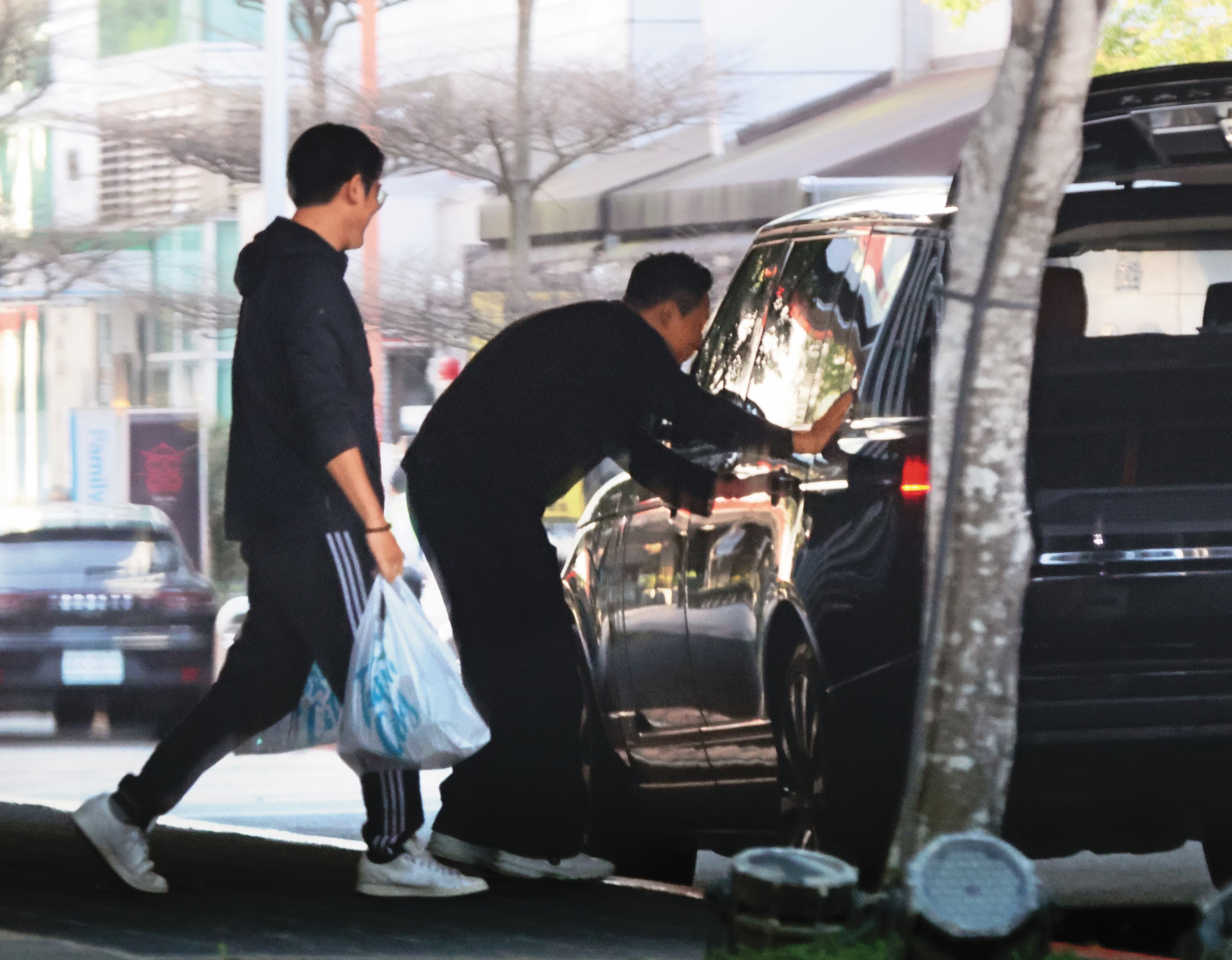 3月12日16:59,汪小菲還沒上車就在窗戶前熱情跟車內的人說話。