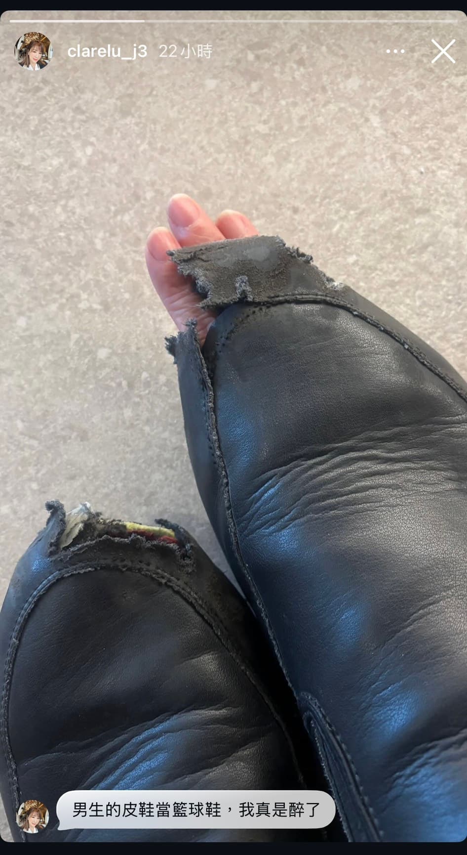 路永佳曬出男鞋破損的照片,感嘆「真是醉了」。(翻攝clarelu_j3 IG)