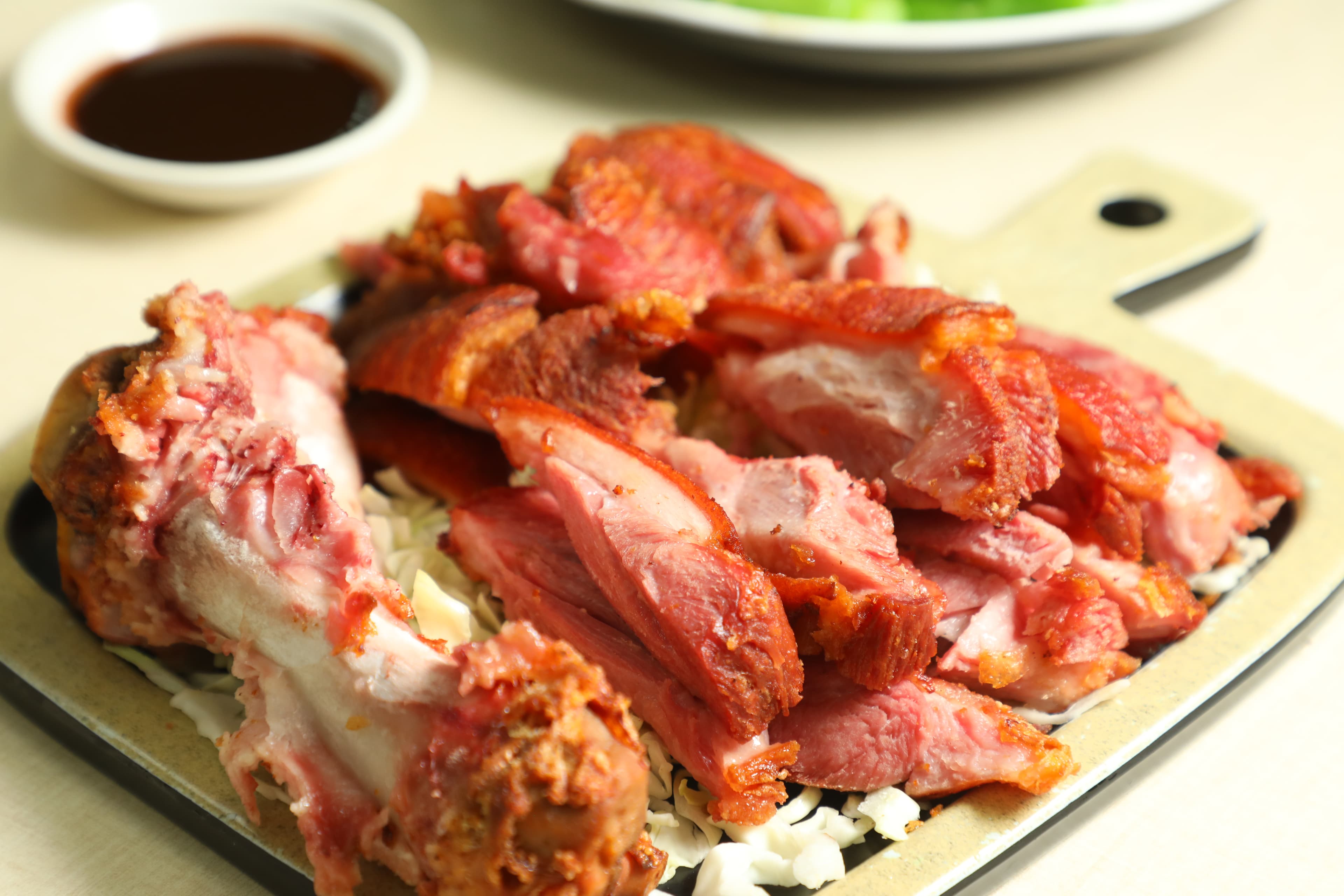 「原隻脆皮炸豬手」的外皮炸得酥脆,裡頭卻不乾柴,搭配酸、甜、辣三味的特調醬汁,適合多人一同分享。(港幣160元/份,約NT$604)