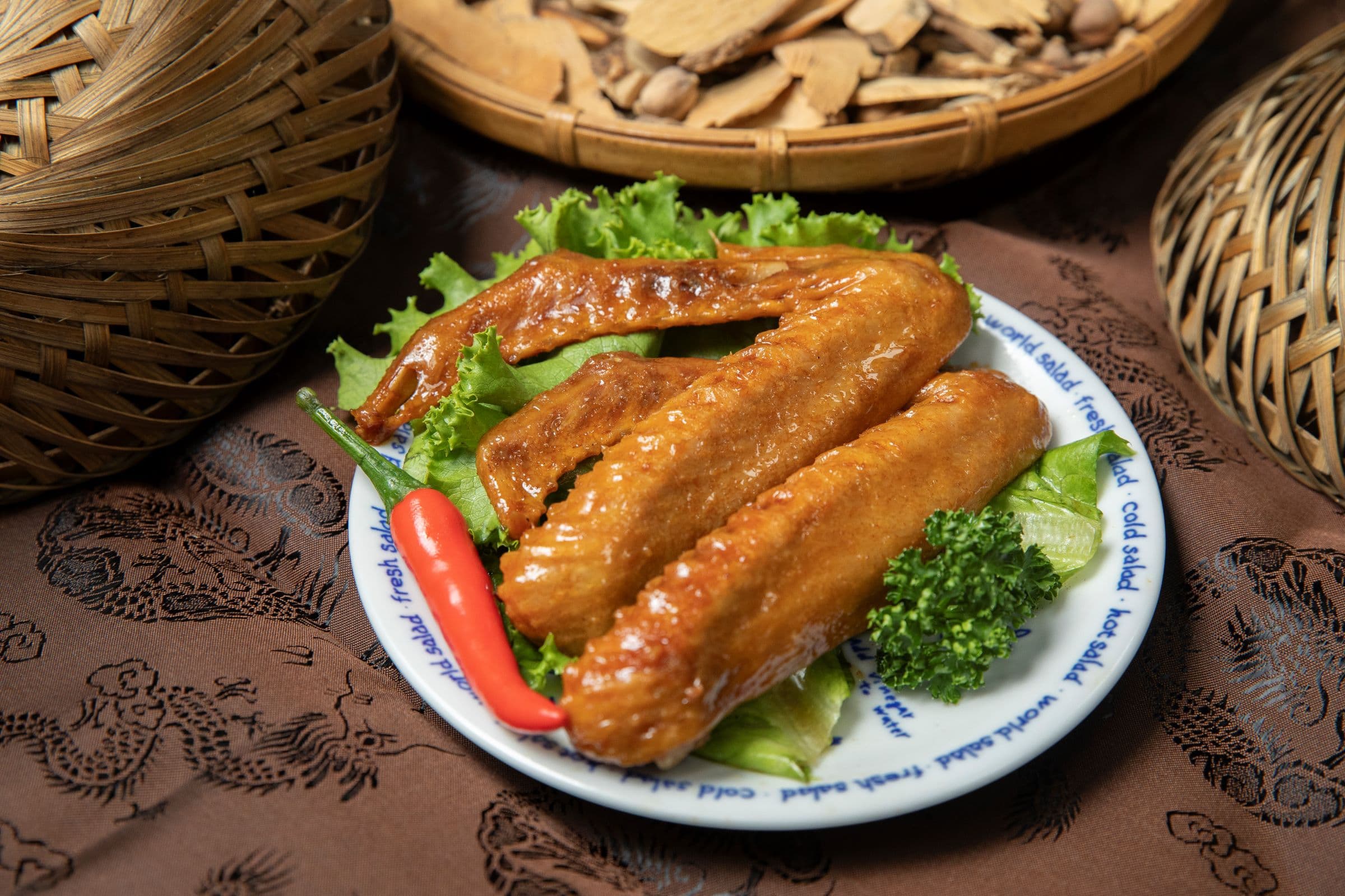台南西井村的滷鴨翅很大支,肉質在用了蜂蜜提味後,咬嚼起來十分香甜。(70元/2隻裝)