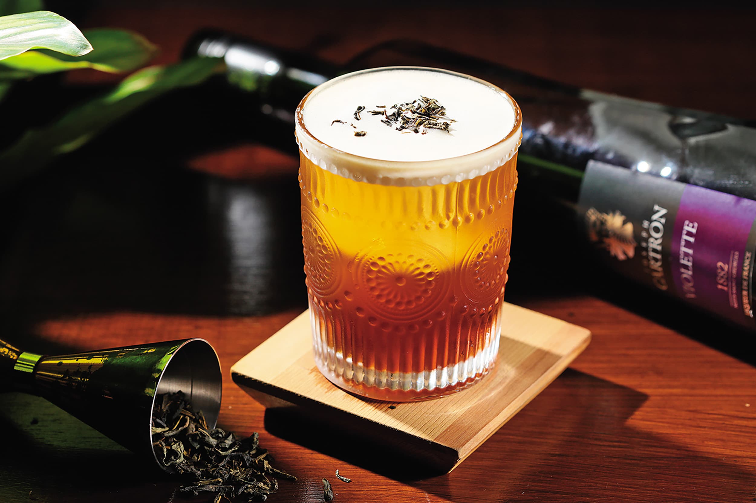 「浮聲」以烏龍茶酒為基底,喝起來有濃郁茶香與單寧感。(350元/杯)