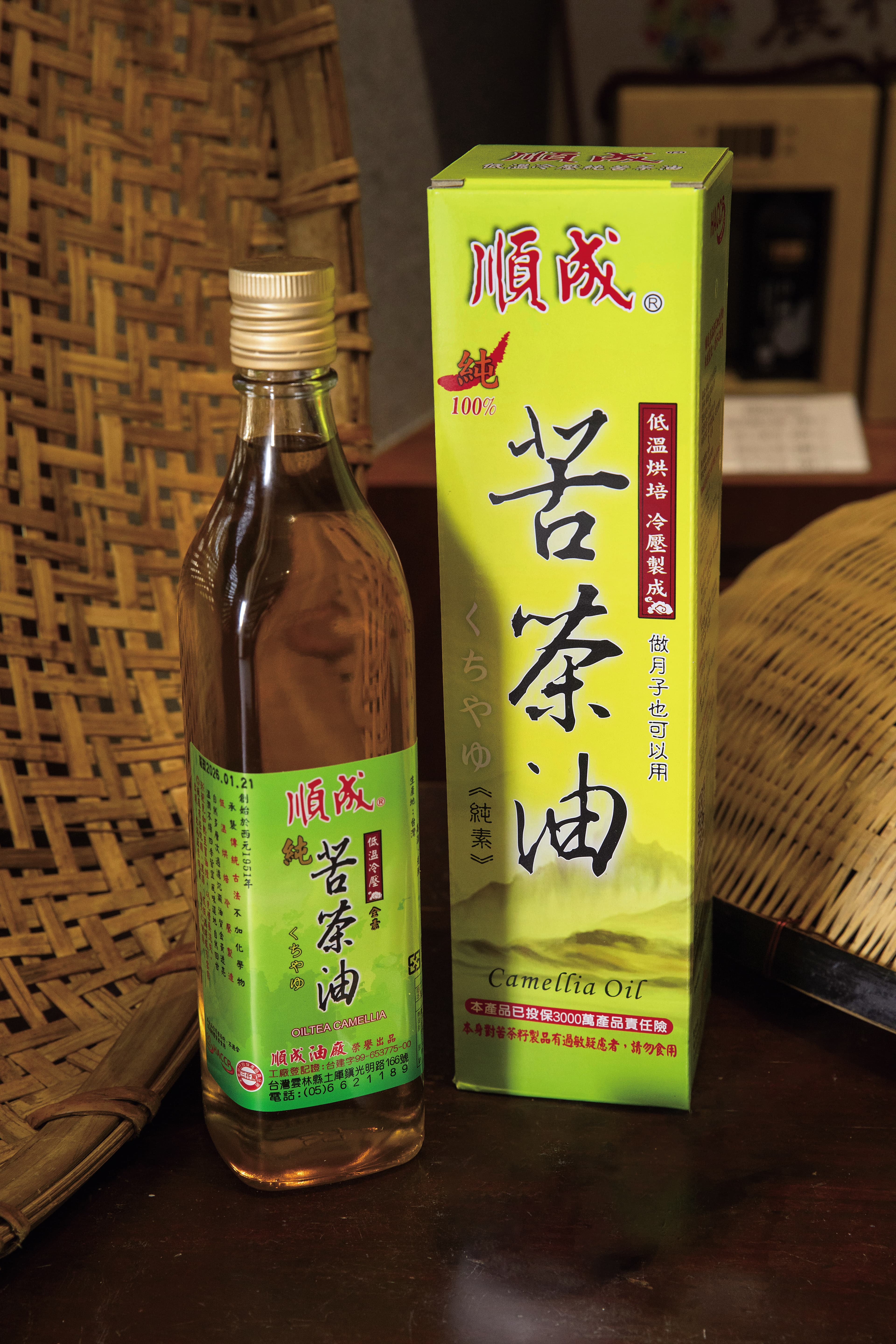 新鮮苦茶籽做的油呈金黃透微綠,可直接生飲。(冷壓生青苦茶油,800元/560ml)