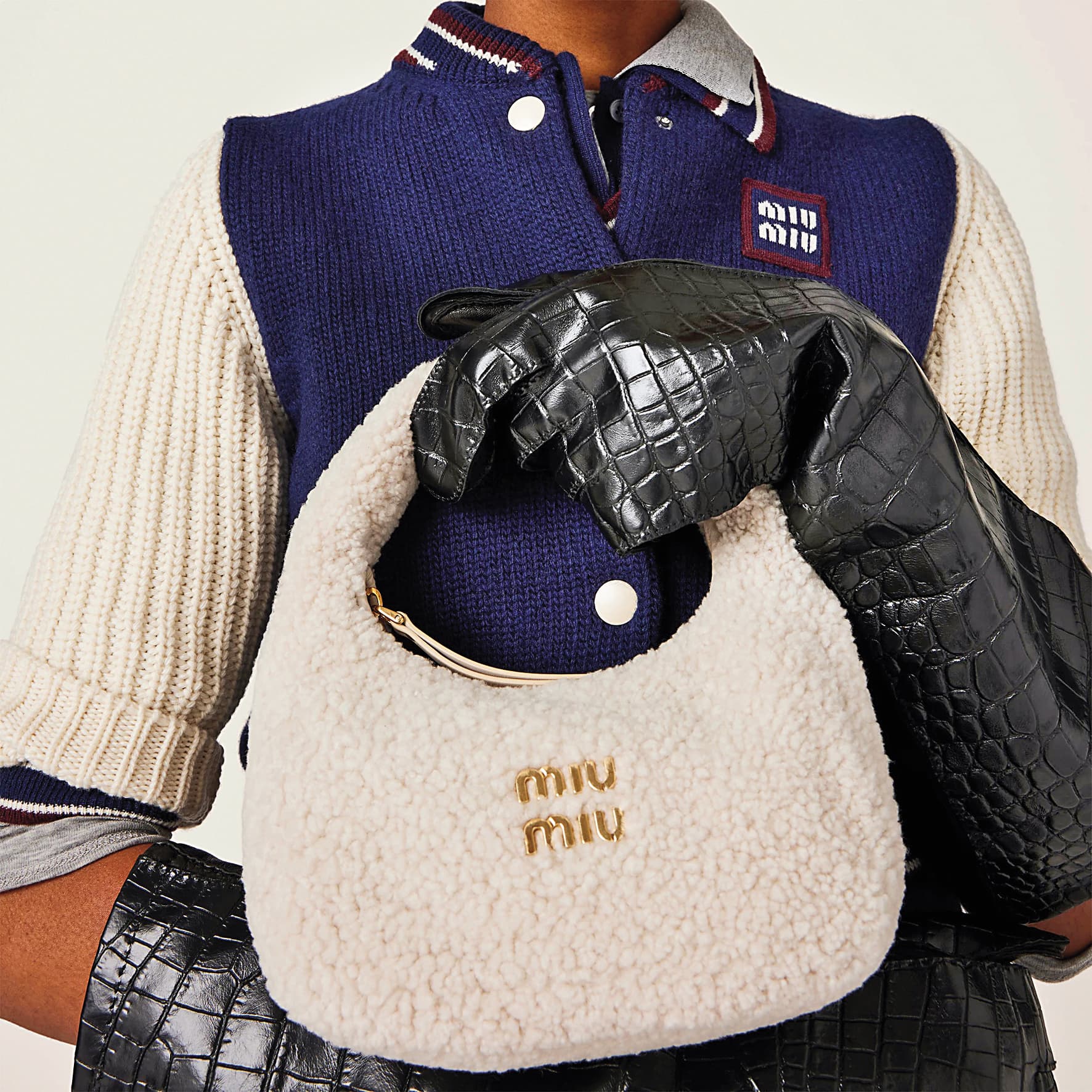 Miu Miu用充滿溫柔暖意的包款,時髦冬日的每一個瞬間。(Miu Miu提供)