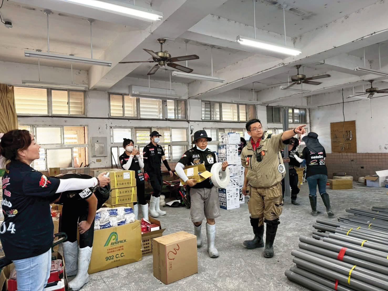 林立青(前右)以近20年的監工經驗,擔任這次水電志工的指揮團隊之一。(林立青提供)