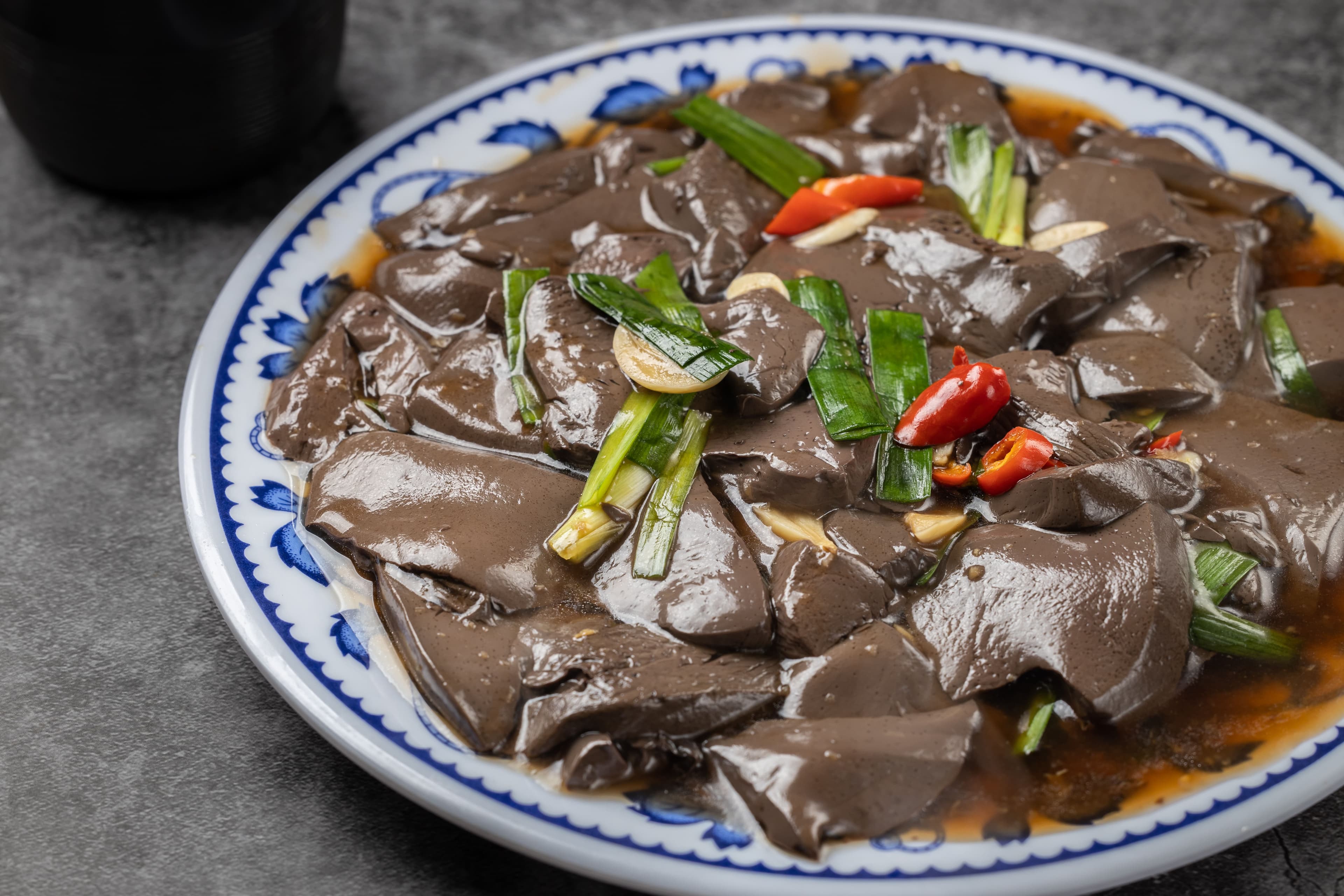 令人愛不釋口的「炒鴨血」醋香十足好下飯。(75元/份)