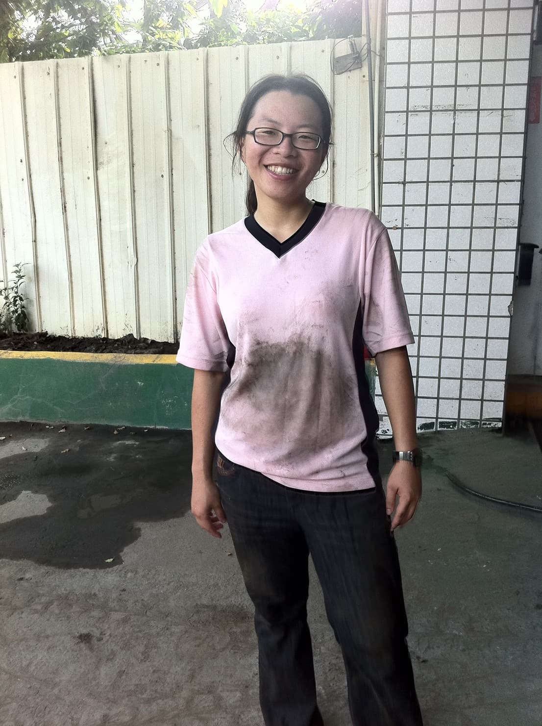 夏綾那笑說自己是因為從小缺錢，才對生意較靈敏。還曾帶著媽媽弟弟做塑膠原料生意，沒事就要在路上撿寶特瓶。（夏綾那提供）
