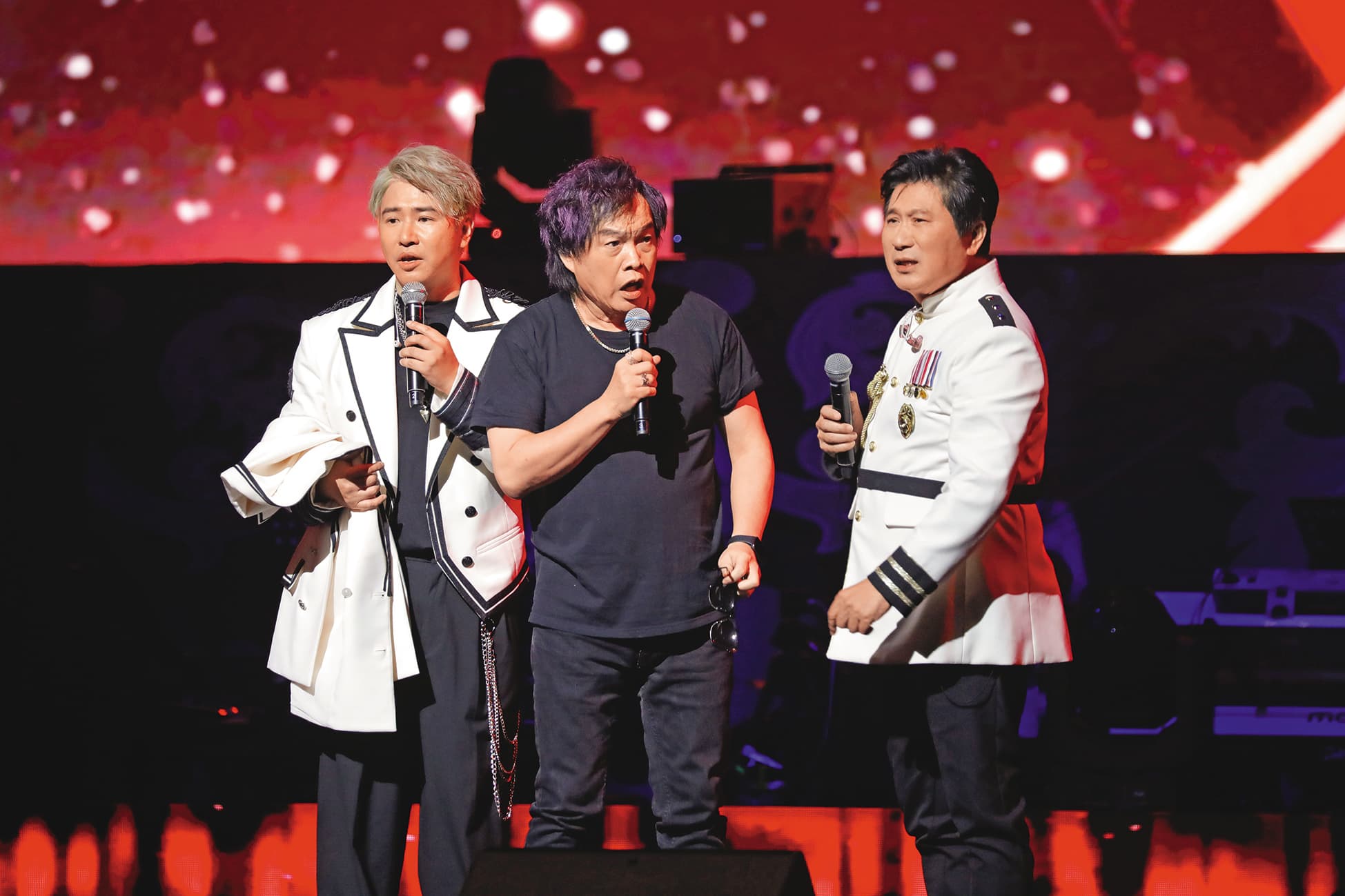 康康（中）因為舞台效果佳，連續2年主持胡瓜（右）領軍的「鑽石舞台之夜」，與歐漢聲（左）同台。