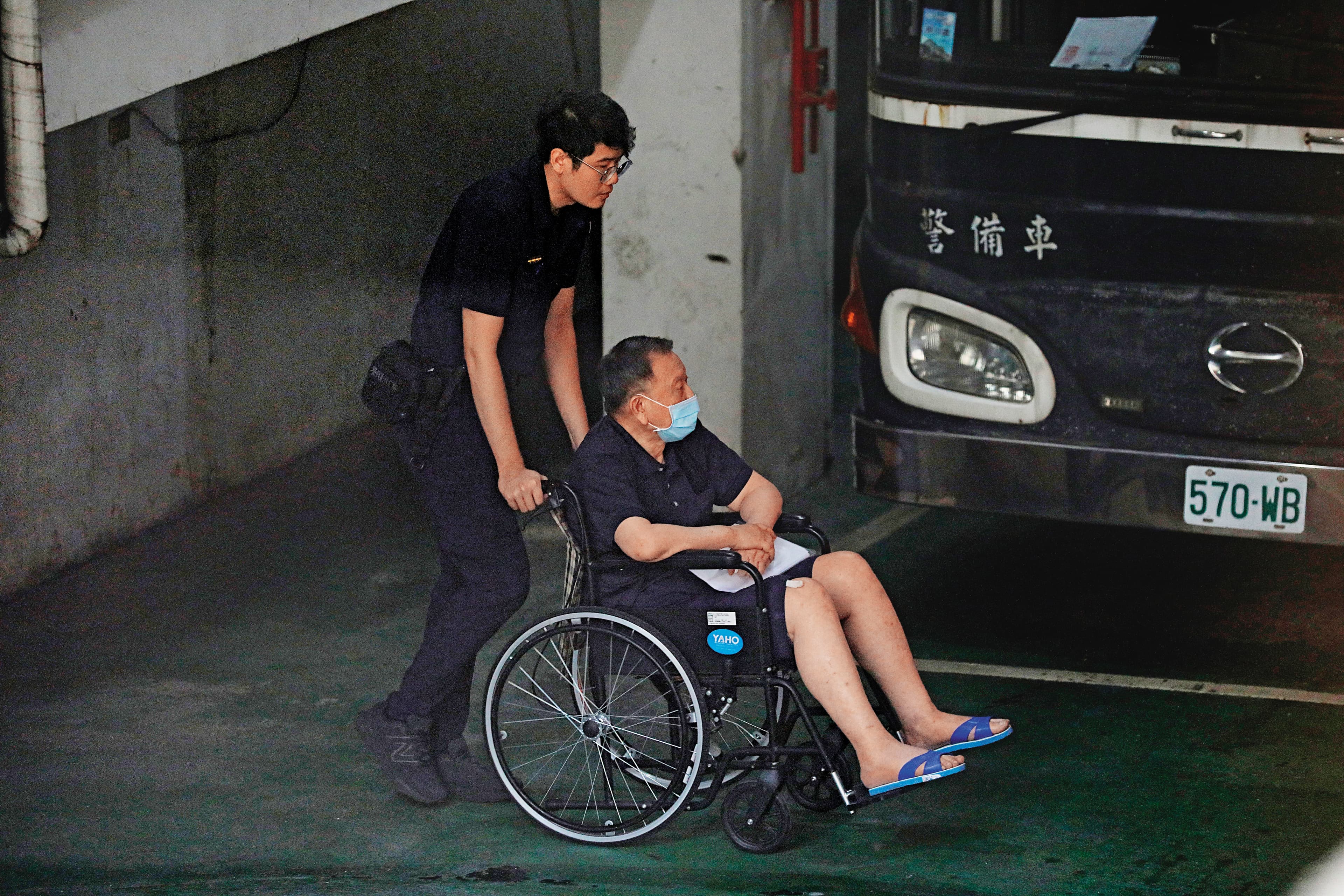 威京集團創辦人沈慶京(右)涉收賄遭收押,他稱身體不適向法院聲請具保停押。