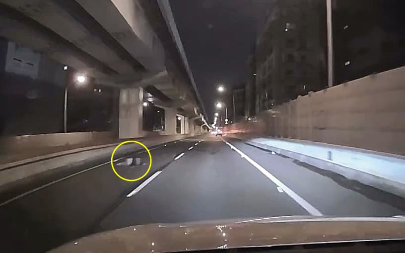 政大畢業的溫男(黃圈處)被丟包在台64高架快速道路上,慘遭4車衝撞輾斃。(翻攝threads@fhysono999)