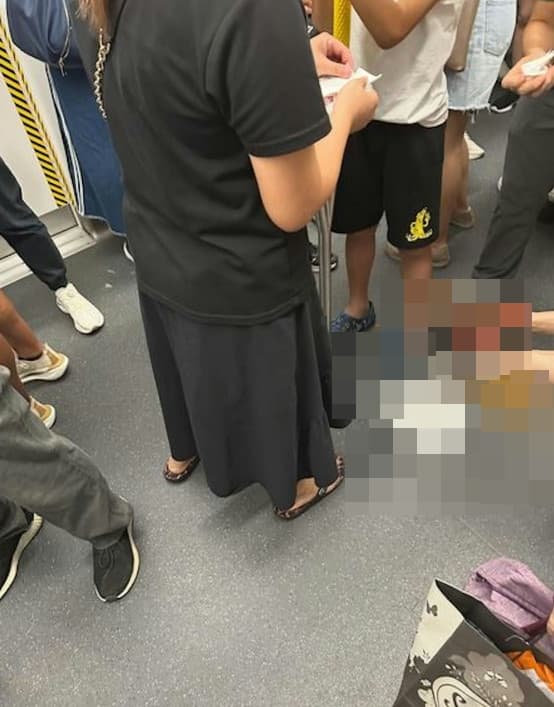 一名中國男童直接在車廂內便溺,事後只用衛生紙覆蓋排泄物就走人。(翻攝Threads)