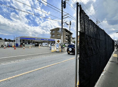 因應颱風到來,當地政府把這片黑幕拆除。(翻自日本雅虎)