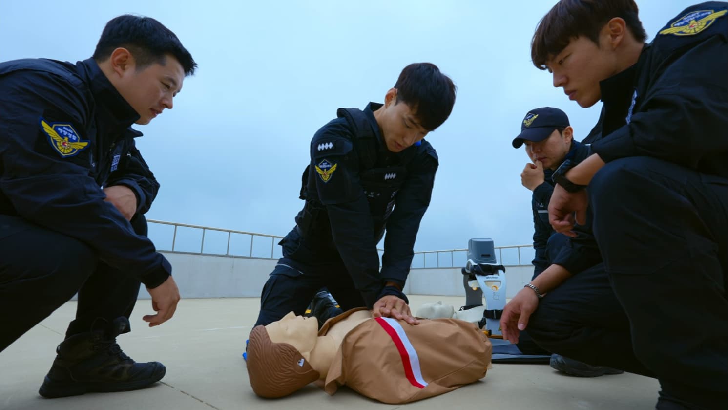 海洋警察廳協助《單身即地獄》進行朴民奎(中)工作時的拍攝,順便宣傳韓國海警。(翻攝自Netflix)