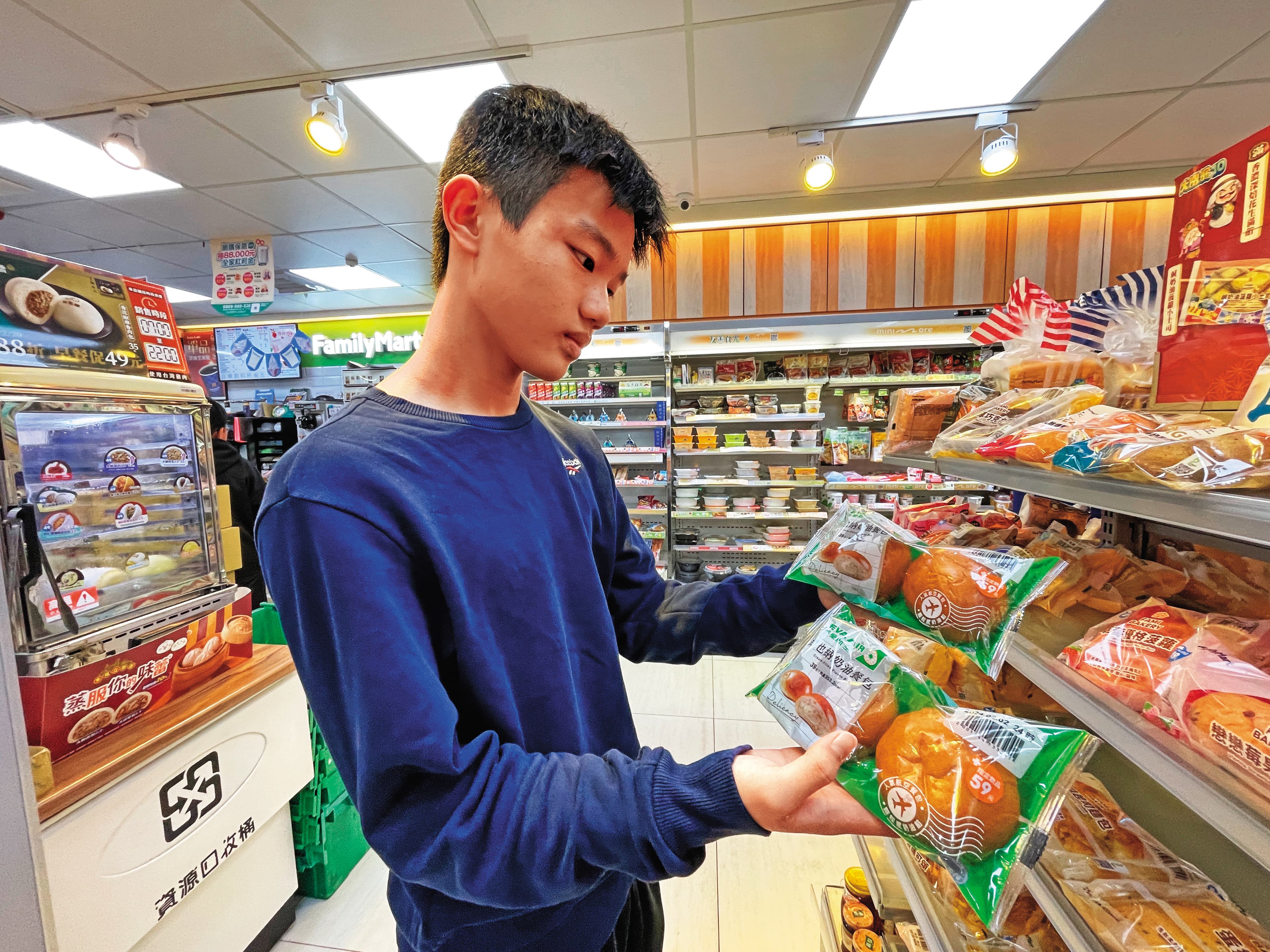 全家便利商店內買得到由長榮空廚所提供的餐飲。