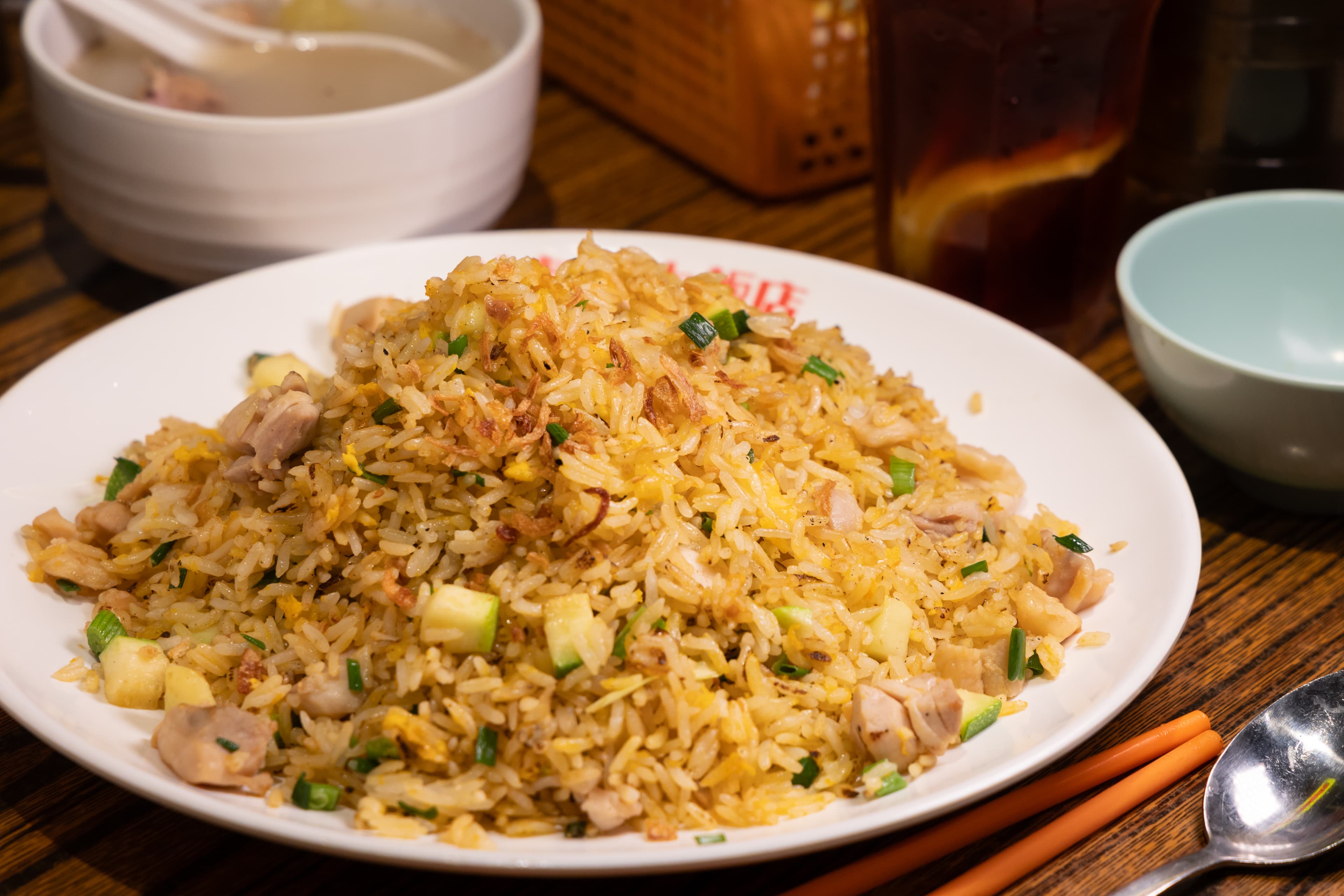 超大盤的「鹹魚雞粒炒飯」粒粒分明,每一粒米飯都均勻裹上鹹魚的鮮香。(港幣64元/份,約NT$244)