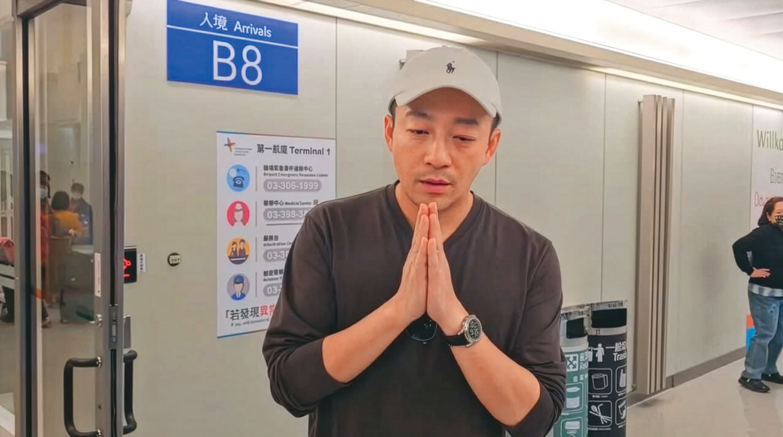 大S剛過世時，汪小菲一臉憔悴趕回台灣。（桃園機場記者聯誼會提供）