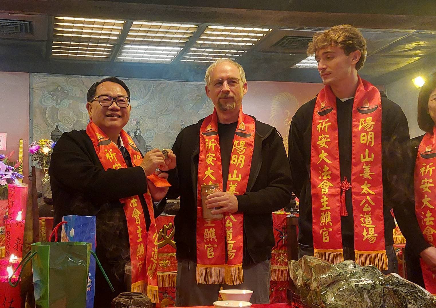 姜太公道場主席羅世新致贈Adam Back(中)魚幣錢母,祝福其事業蒸蒸日上。(姜太公道場提供)