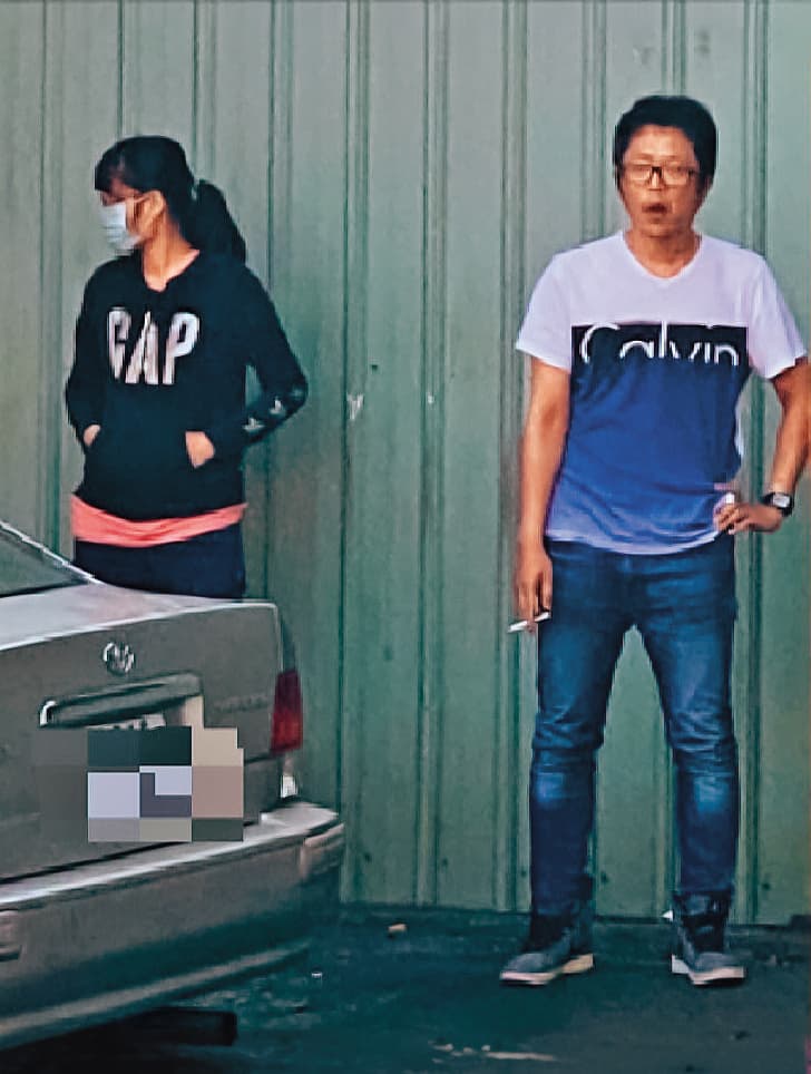 江姓女子(左)夥同男友(右)狠心弒父,2人落網後神情冷漠。(翻攝畫面)