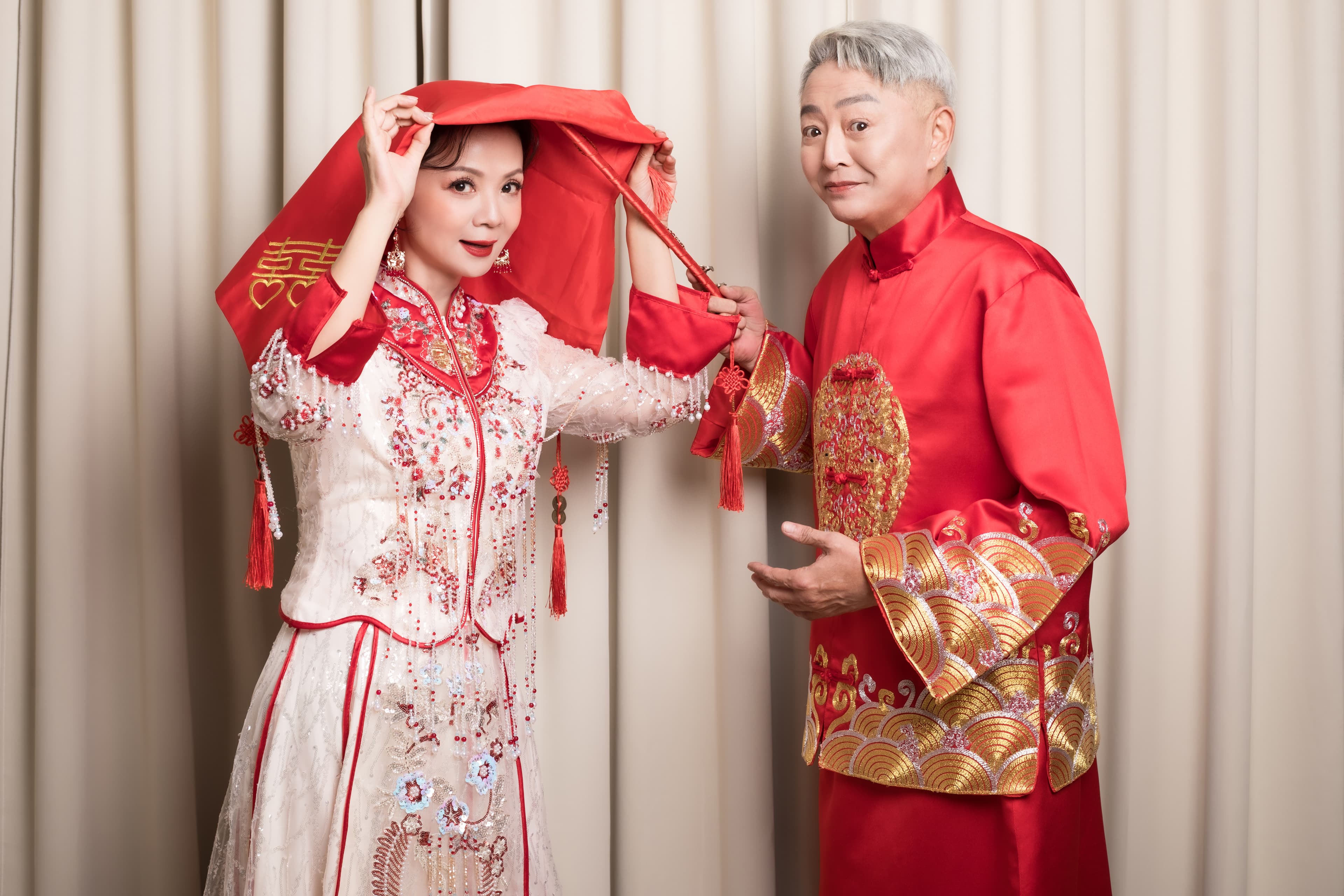 高欣欣特別挑選唐裝婚服,和李國超一同寫下紀念。(台北伊頓自助婚紗攝影工作室供)