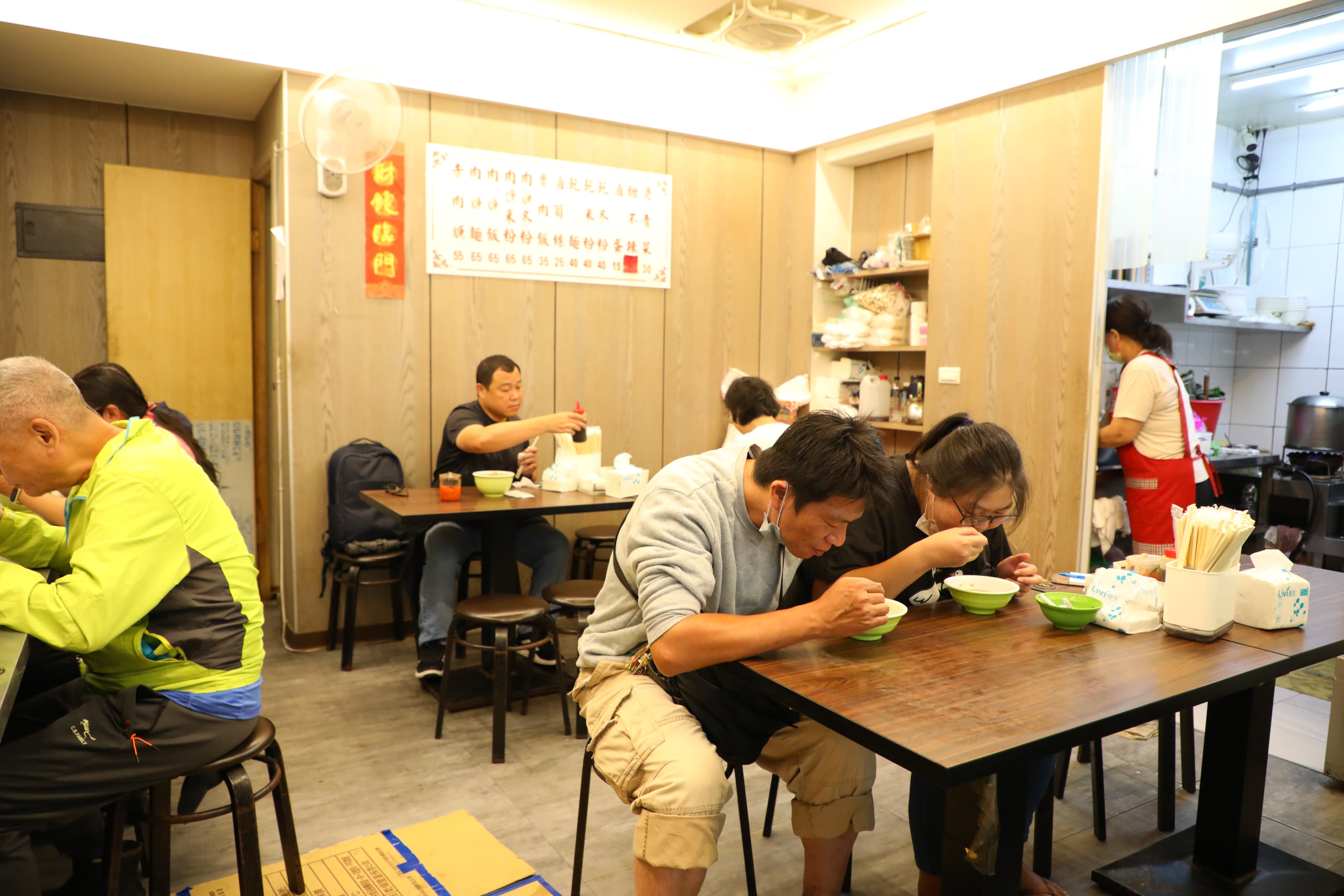 只要店有開,無論晴雨,從早上到中午,都是川流不息的客人。