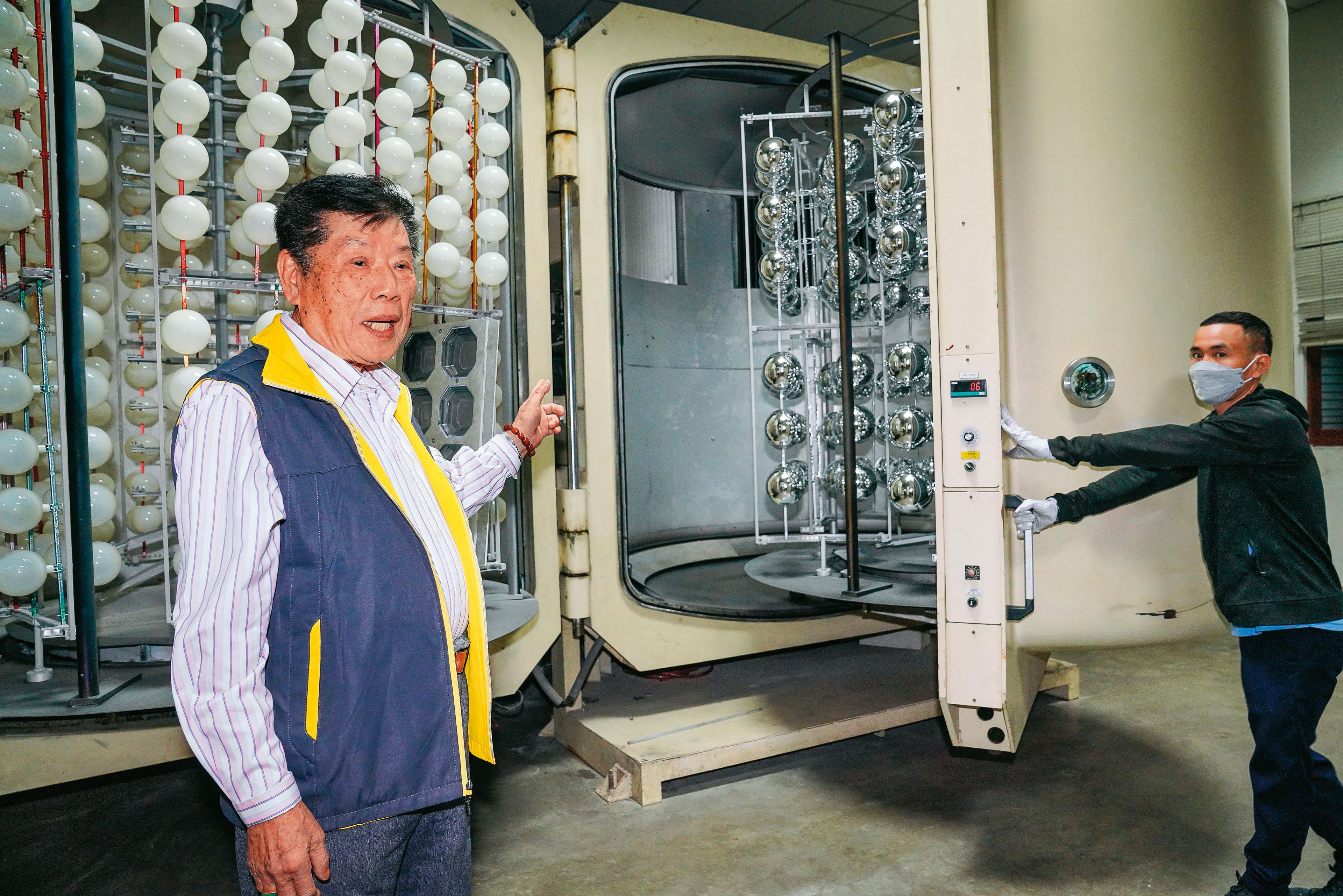 聯瑩廠內有比人還高的電鍍機械設備,一次能電鍍上百個飾品。