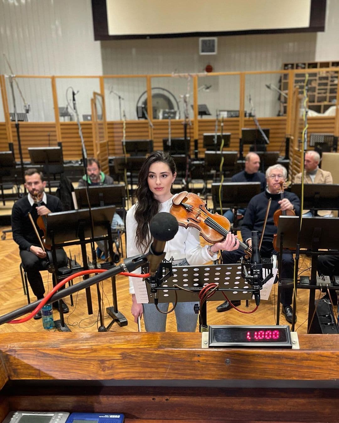 阿布拉米是Sony Music簽約的小提琴家,以發行過2張個人專輯。(翻攝Esther Abrami IG)