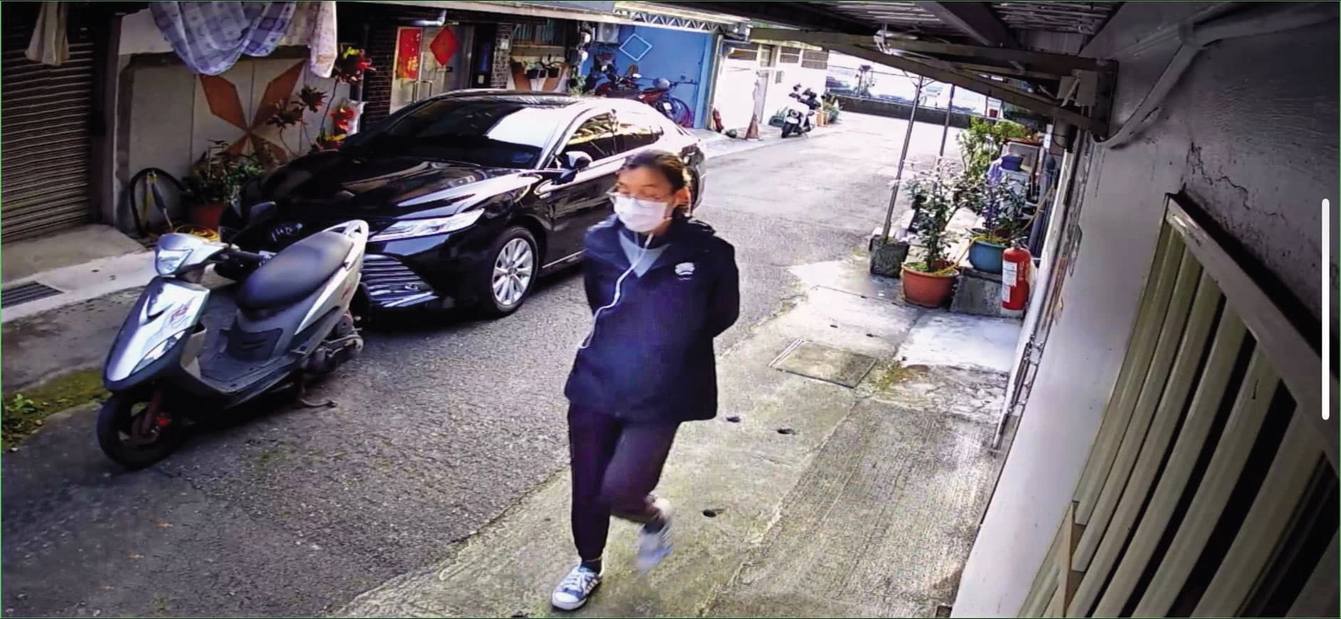 跟蹤張景森司機的可疑女子裝沒事下車閒逛。(讀者提供)