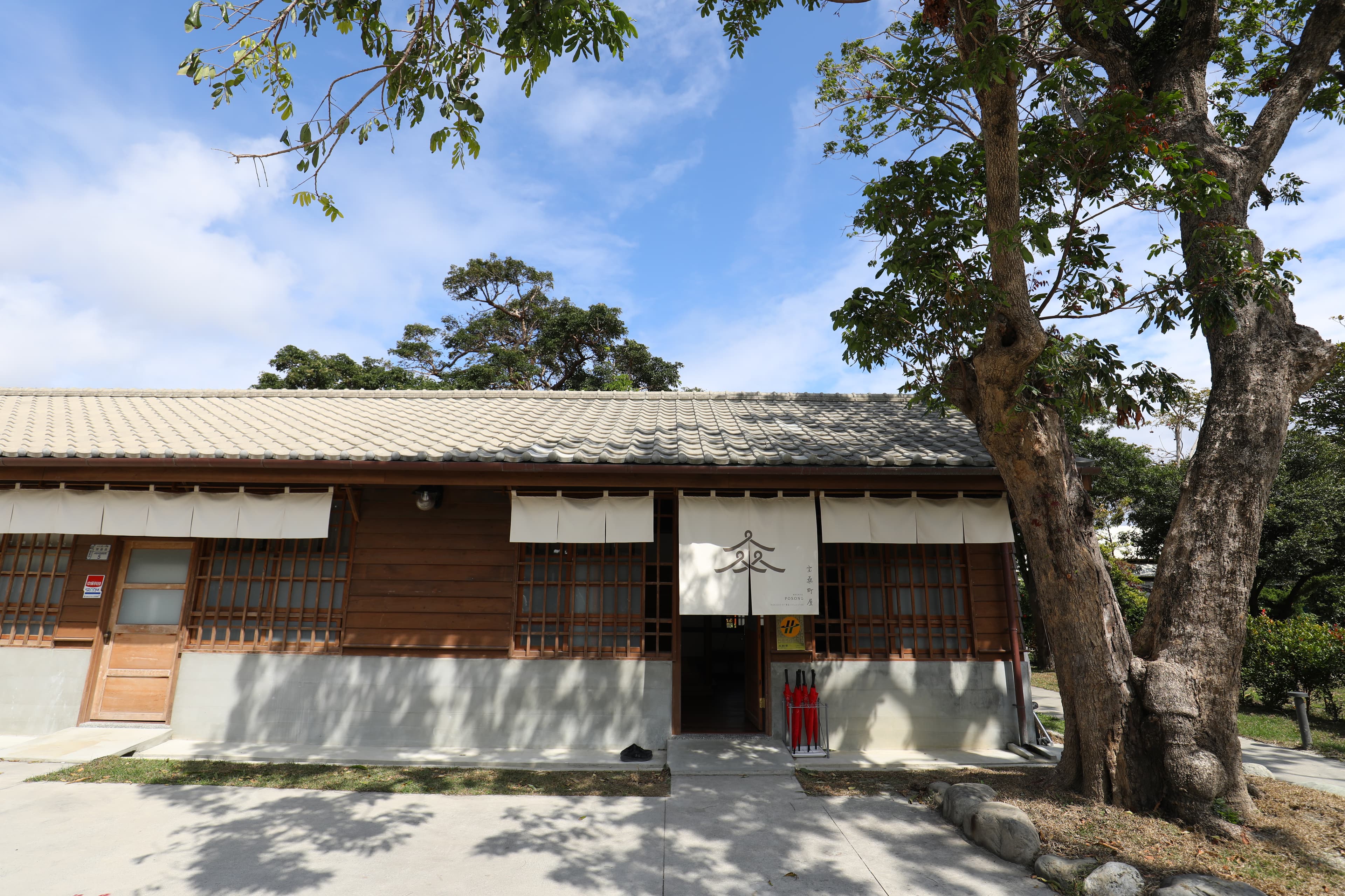 文創青年旅館設有10間客房,包括9間單床房與一間雙床房。