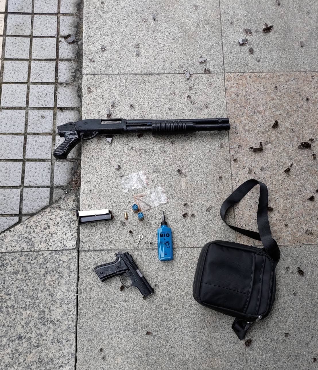 警方查扣張嫌身上的長短槍及彈夾等證物。(中正二分局提供)