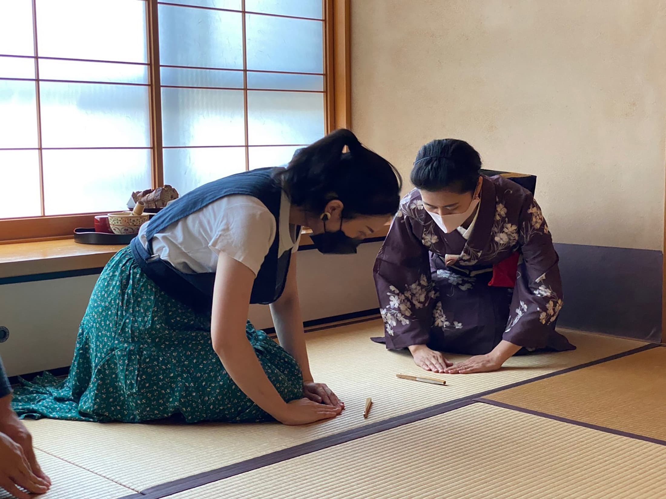 為了認識日本酒的風味幅度,黃鳳誼特別學習日本茶道,她認為兩者的細膩度相似,就像多學習一種語言,能傳遞更多知識與文化。(黃鳳誼提供)