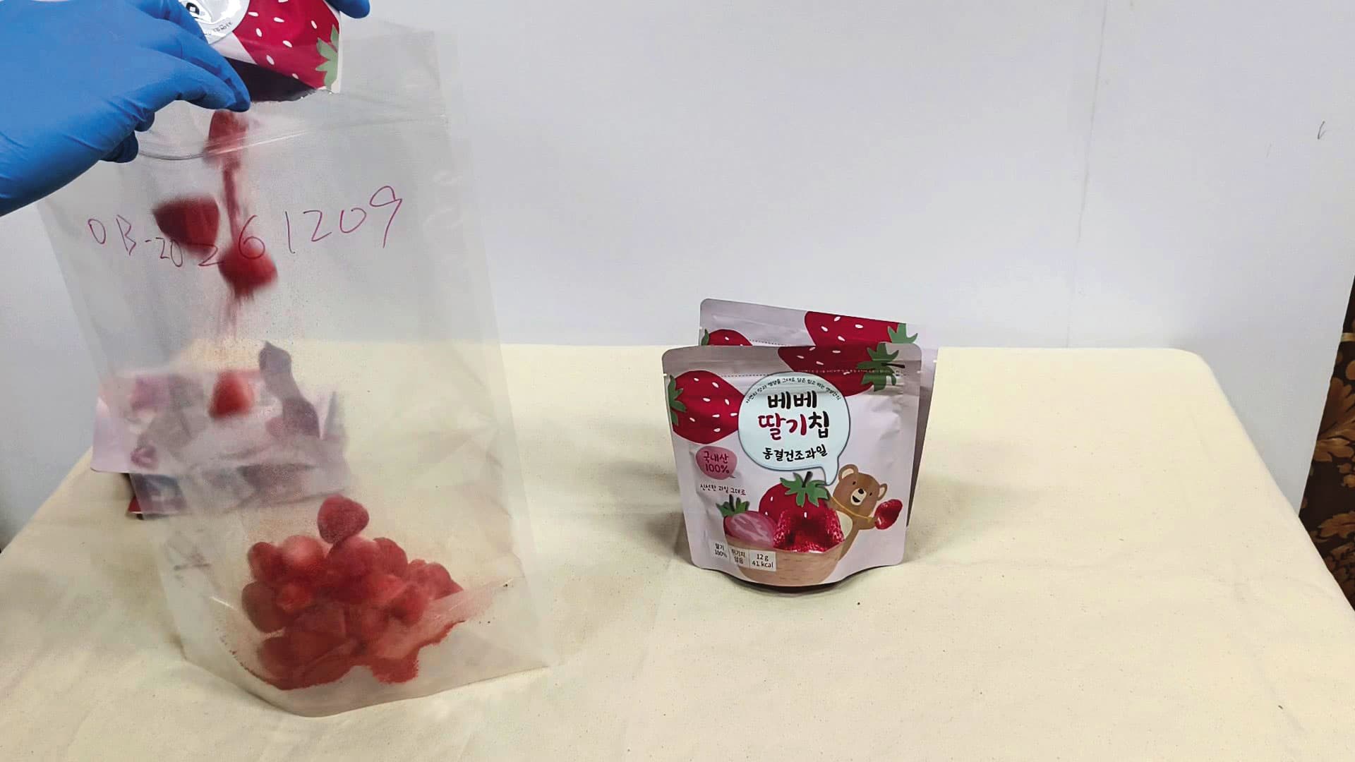 韓國「BEBE貝兒冷凍乾燥水果(草莓)」,驗出2種農藥,殘留量都為0.06ppm。