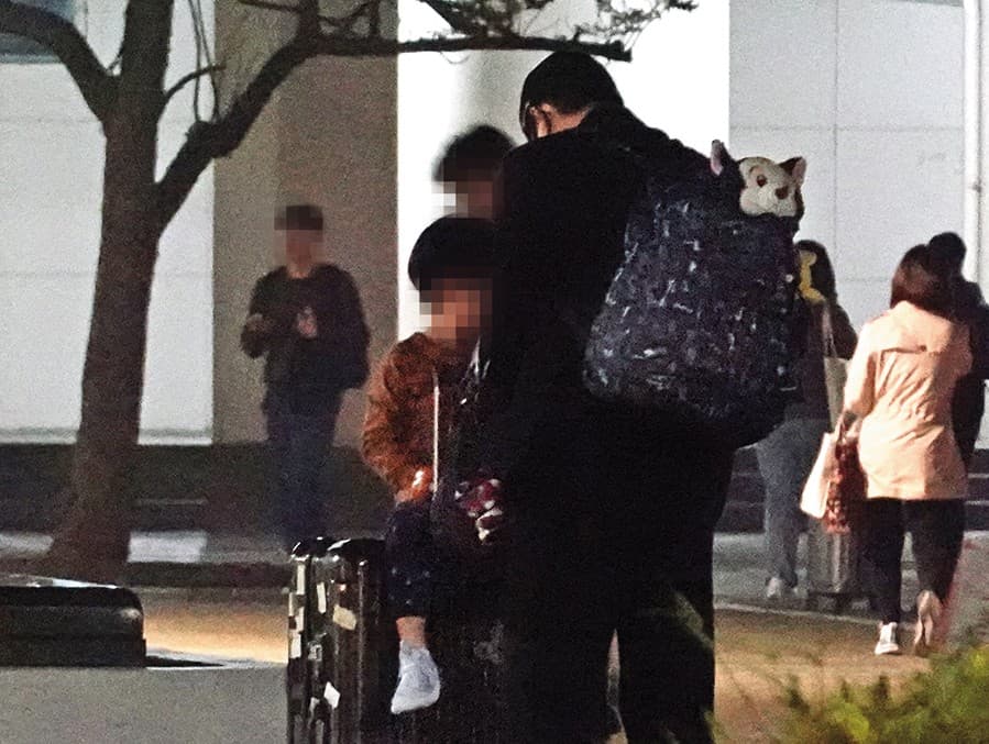3月15日18時53分,江宏傑與兒子抵達新竹後,準備期待已久的三代同框。