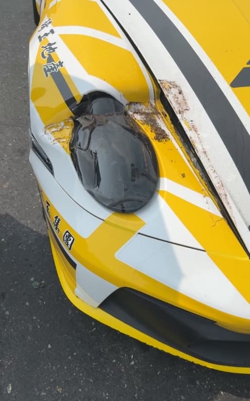 廖老大車隊的保時捷超跑被貨櫃砸中毀損。(翻攝自臉書D2 Racing Sport)