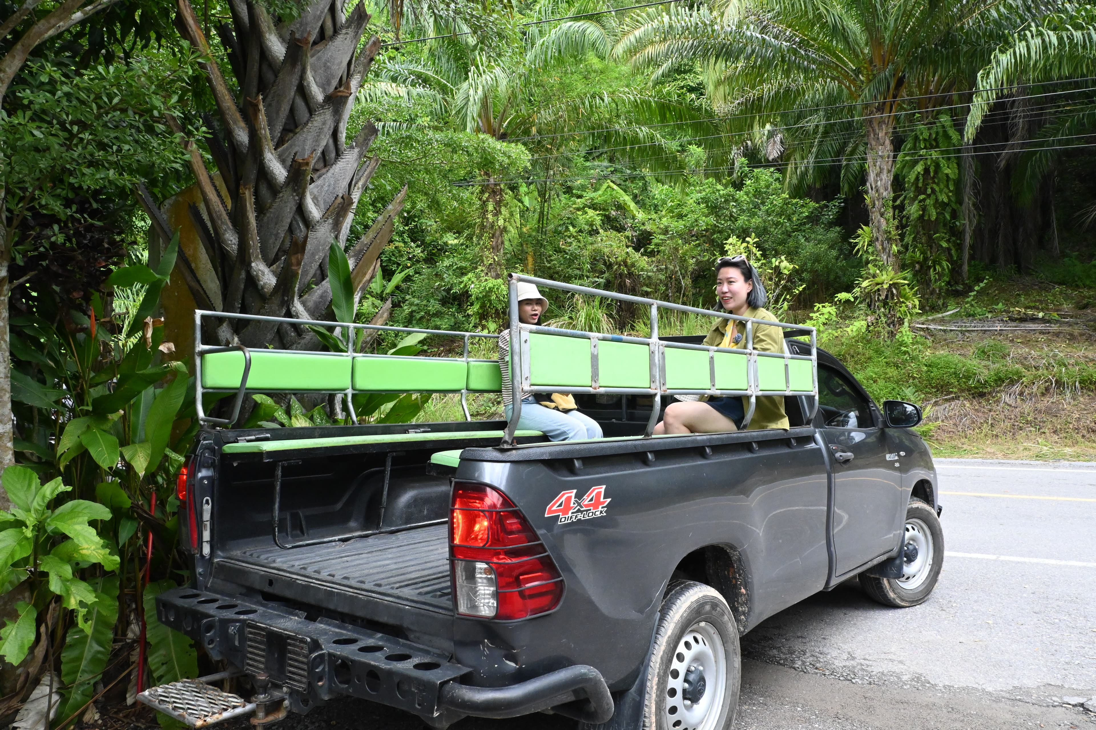 在集合地點會合後,店家會用雙條車載客人至搭船處。