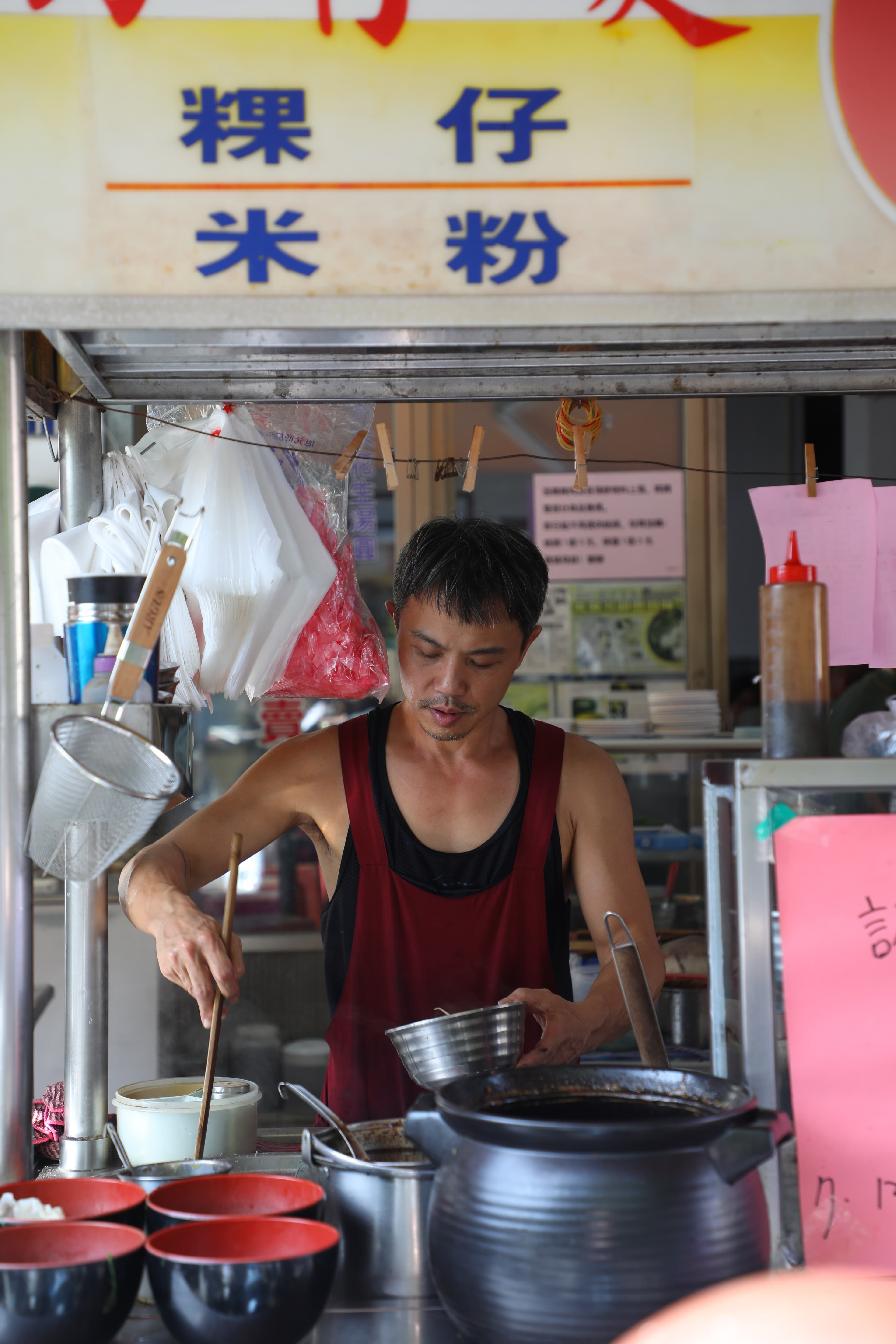 第二代的蕭老闆非常忙碌,煮麵煮湯圓的雙手從開店就沒停過。