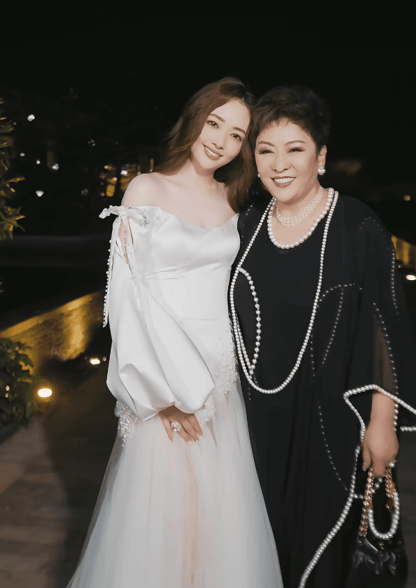 向太(右)和郭碧婷(左)婆媳關係好。(翻攝向太小紅書)