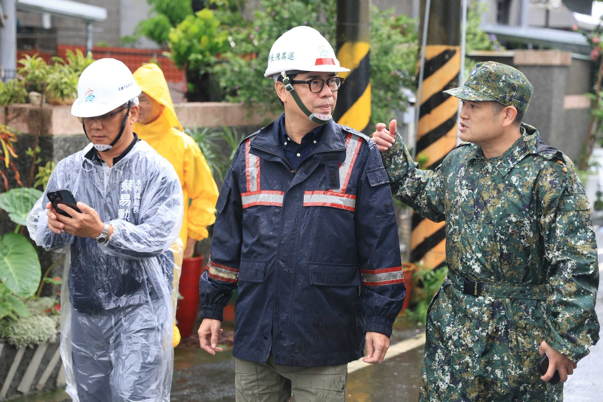 高雄市長陳其邁勘查排水溝渠、抽水站與滯洪池等水利設施運作情形。