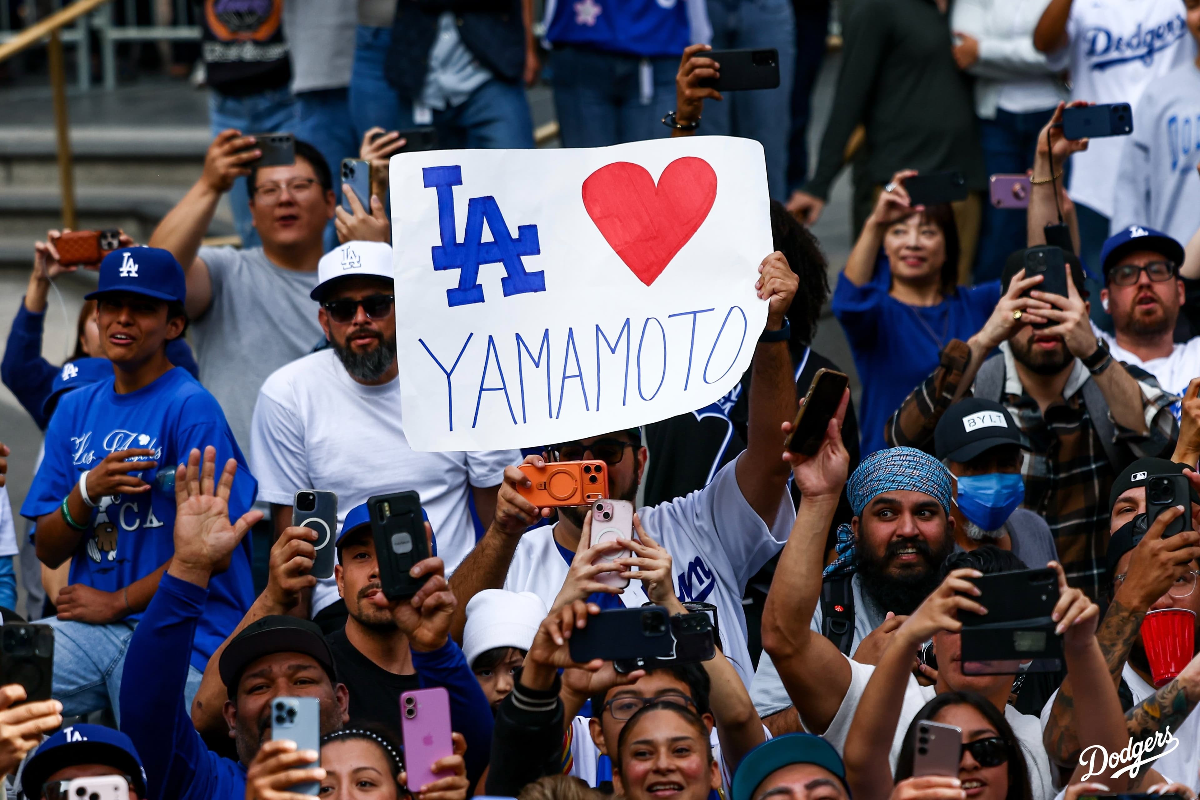 洛杉磯民眾夾道歡迎道奇隊帶著冠軍風光回家。(翻攝自X @Dodgers)