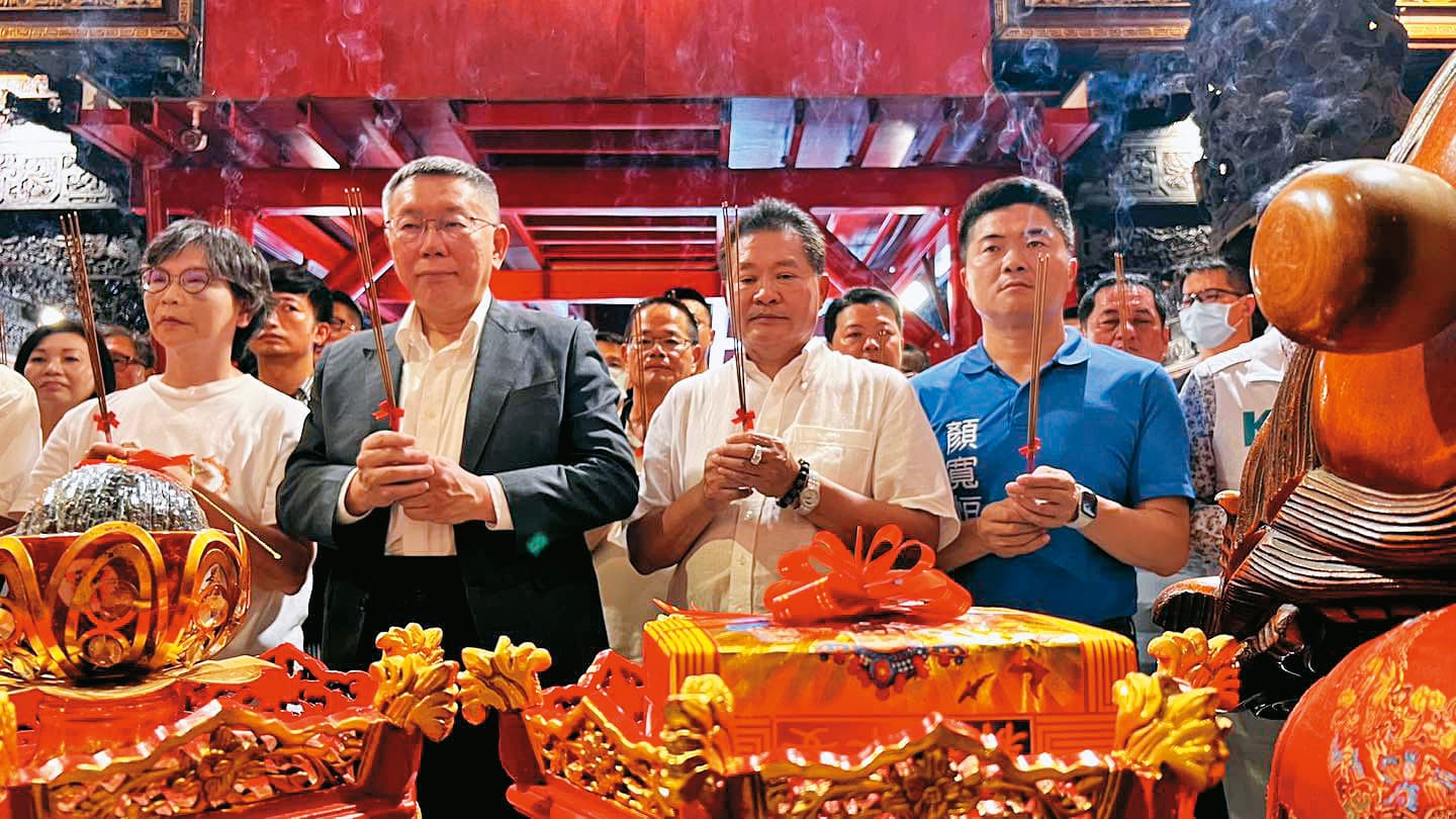 國民黨中央下令黨籍立委不得邀民眾黨總統參選人柯文哲站台,未來是否出現「巧遇」情況值得觀察。圖為顏寬恒過去與柯文哲出席大甲媽祖活動。(翻攝顏寬恒臉書)