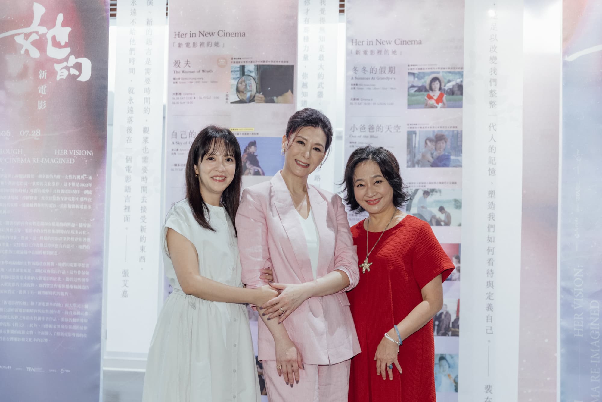《殺夫》演員李淑禎(左起)、夏文汐、楊麗音睽違40年齊聚一堂。(國家影視聽中心提供)