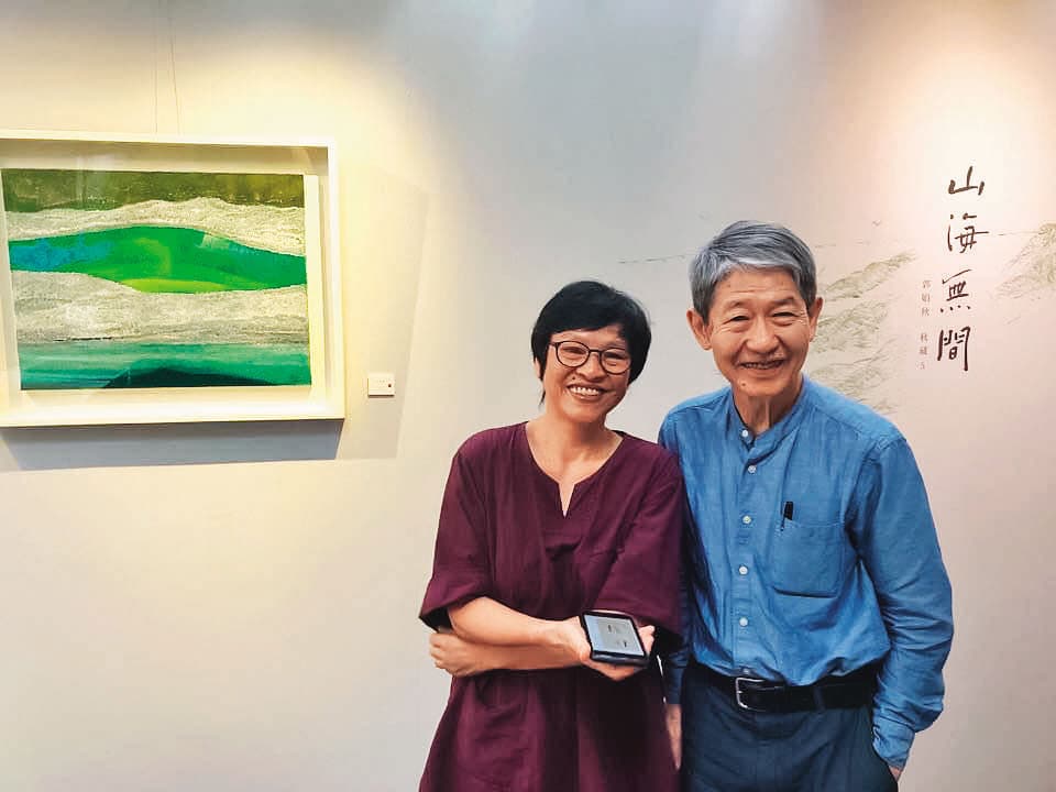 周渝（右）是畫家郭娟秋（左）年輕創作時的貴人。（郭娟秋提供）