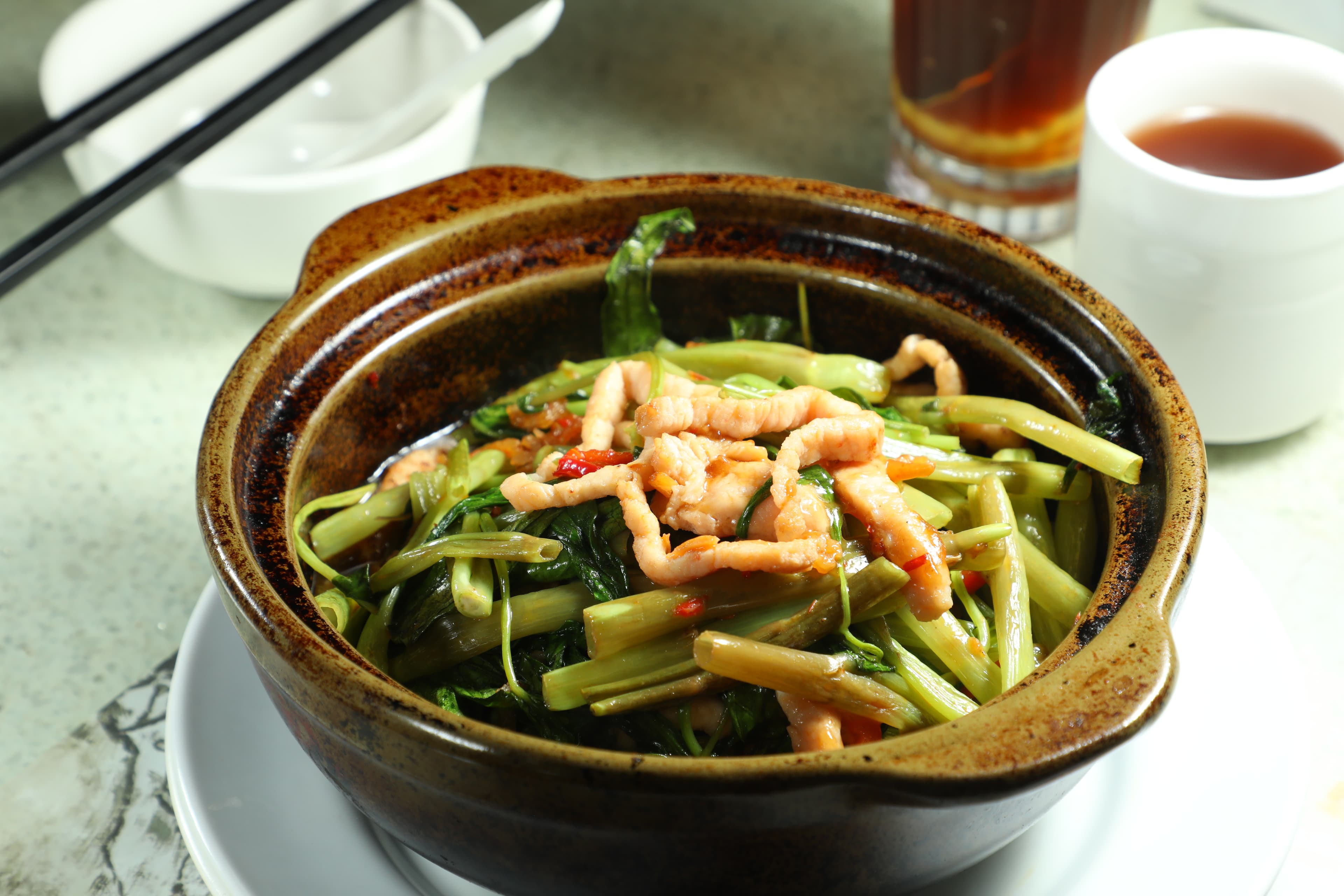「啫啫時菜肉絲煲」上菜時整鍋熱氣蒸騰,空心菜帶有微微焦香。(港幣98元/份,約NT$374)