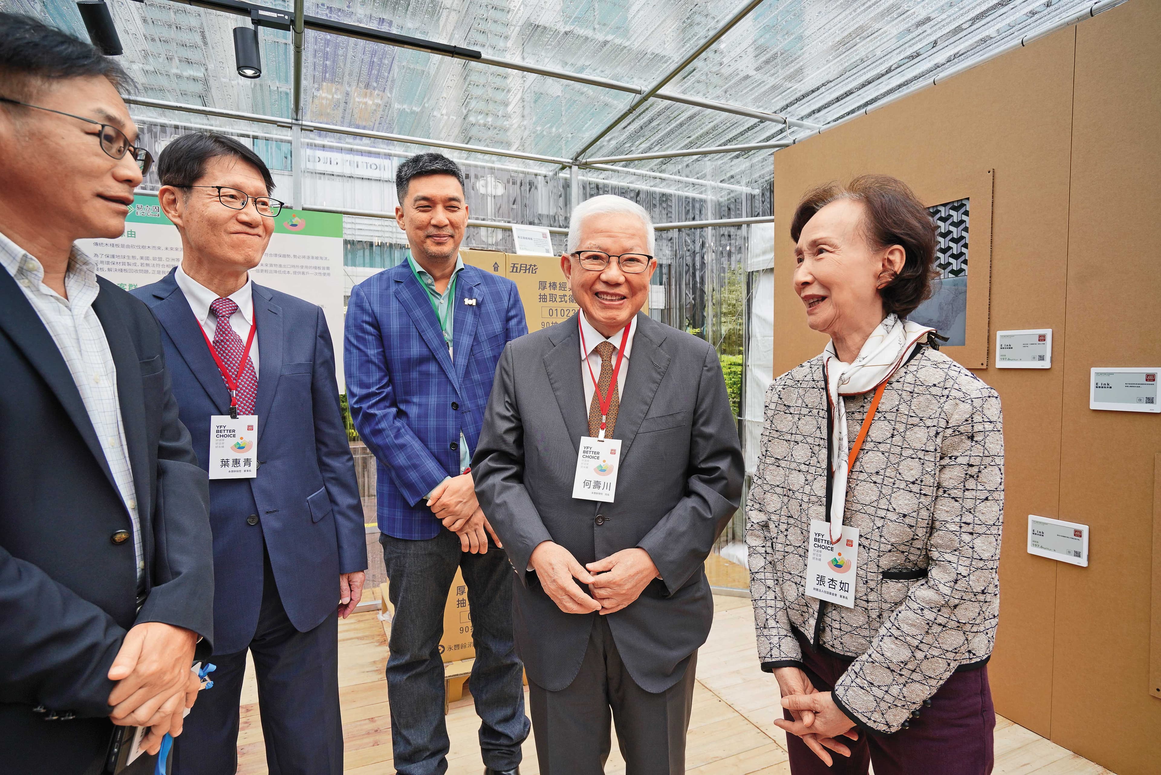 在集團精神領袖何壽川(右2)大聲倡議下,永豐餘投控董事長葉惠青(左2)大舉招兵買馬,積極跨足智慧能源與碳管理事業。
