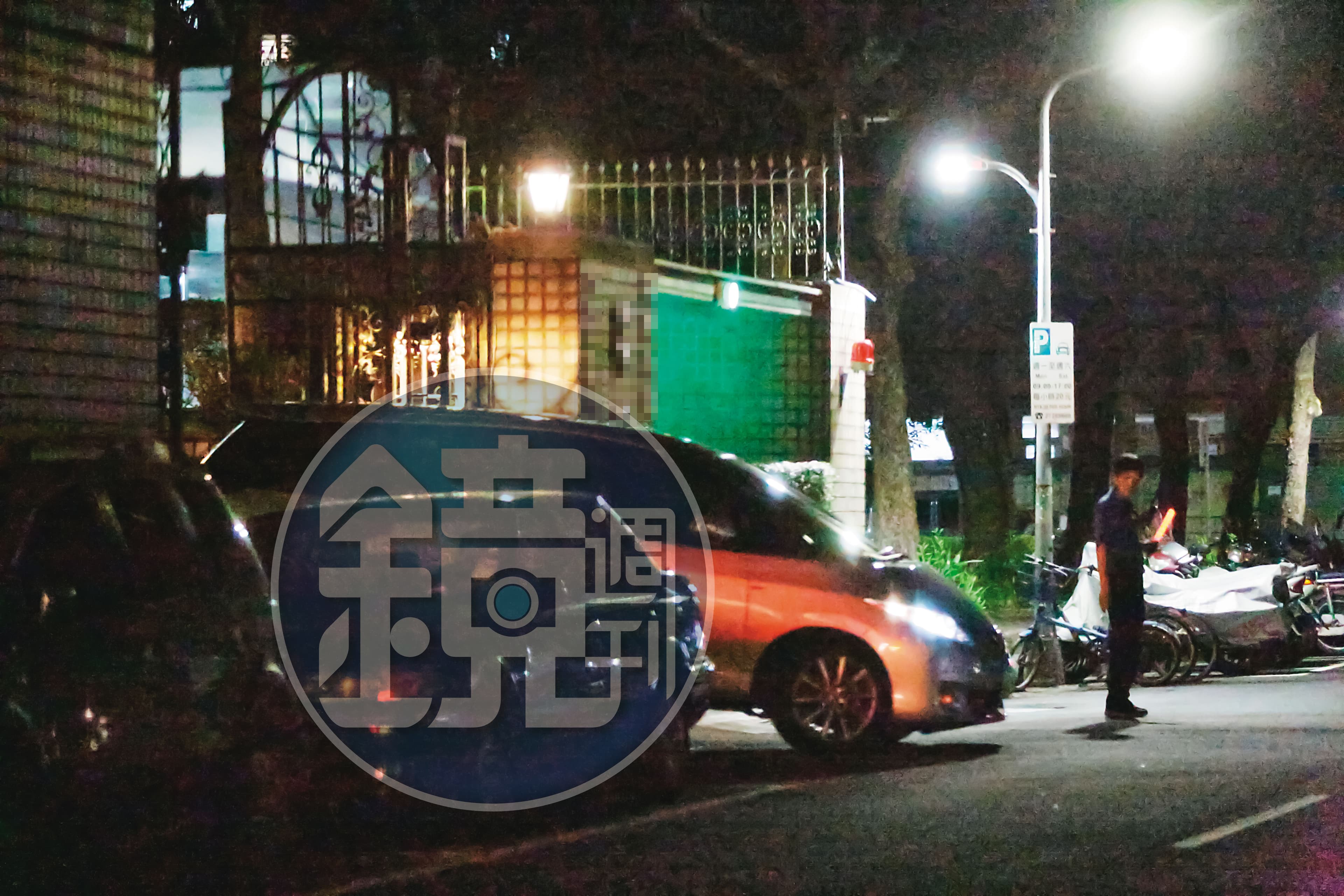 2019.7.29 21:43 柯文哲離開邱宅,與司機及隨扈驅車離去時,社區警衛還幫忙指揮交通。