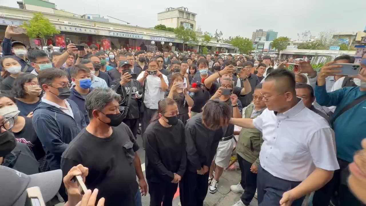 戴女現身告別式會場外引發議論,分局長廖水池居中與家屬溝通。(鏡新聞)